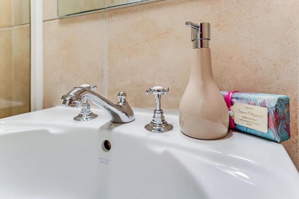 Unique 2 bed 2 bath Victorian flat Regents Park