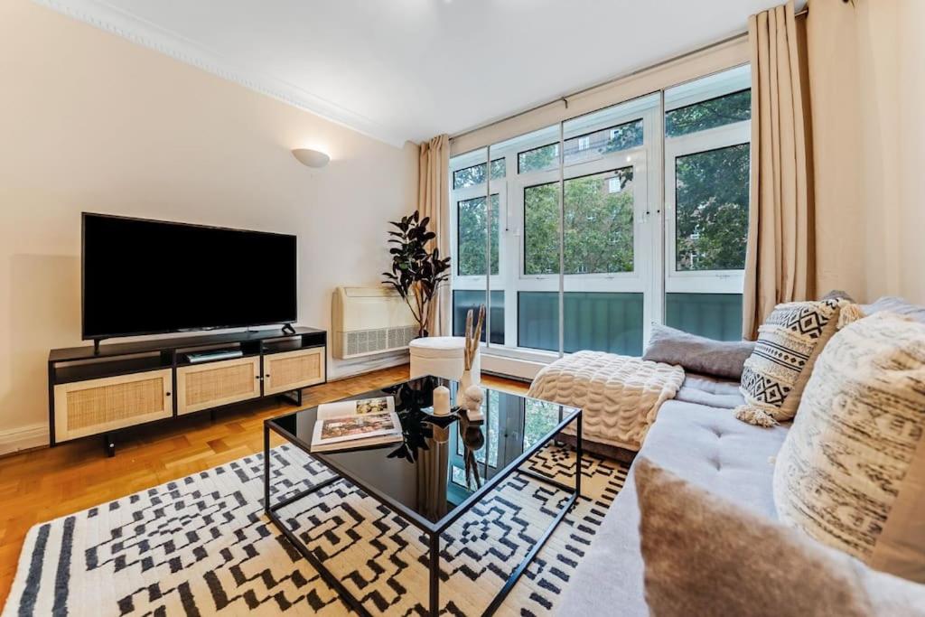 Unique 2 bed 2 bath Victorian flat Regents Park