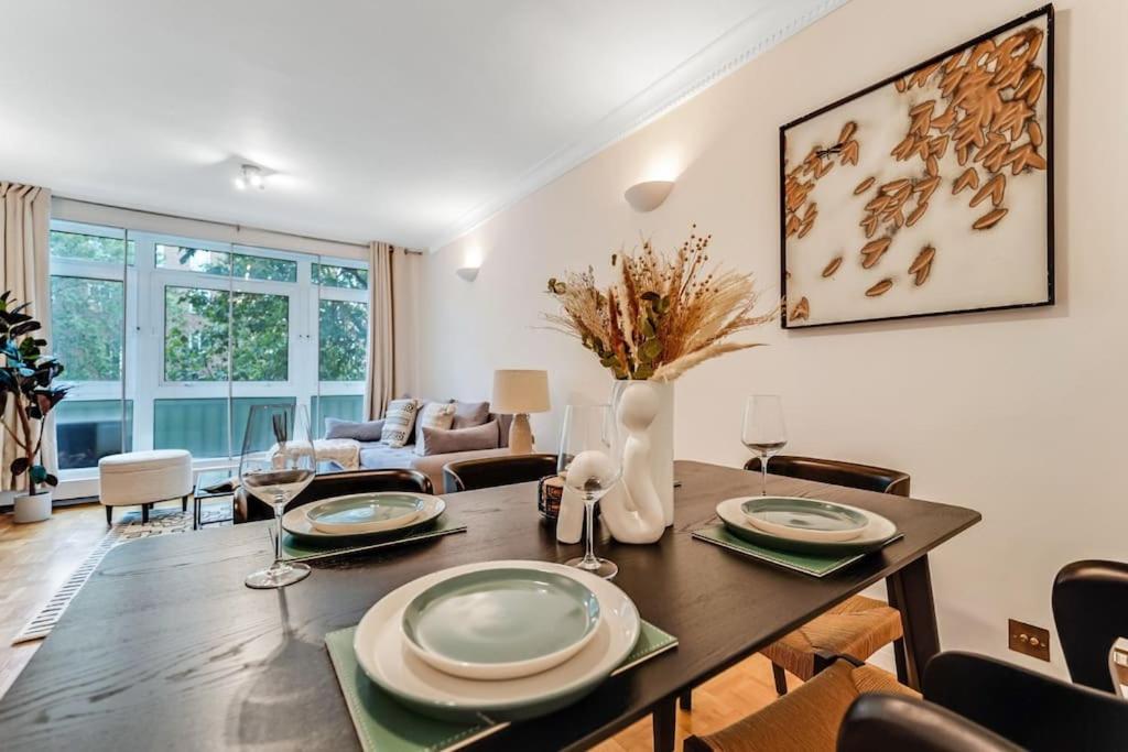 Unique 2 bed 2 bath Victorian flat Regents Park