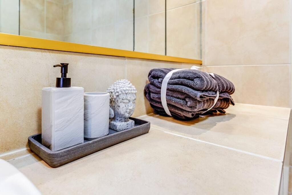 Unique 2 bed 2 bath Victorian flat Regents Park