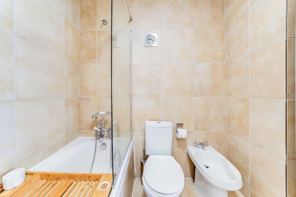 Unique 2 bed 2 bath Victorian flat Regents Park