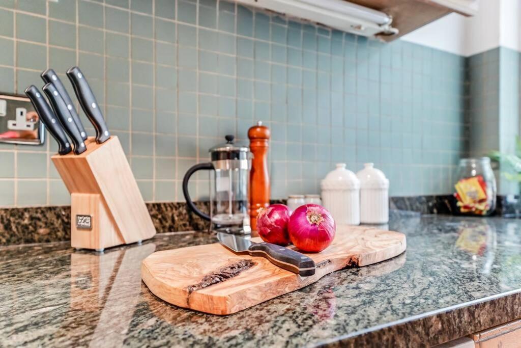 Unique 2 bed 2 bath Victorian flat Regents Park