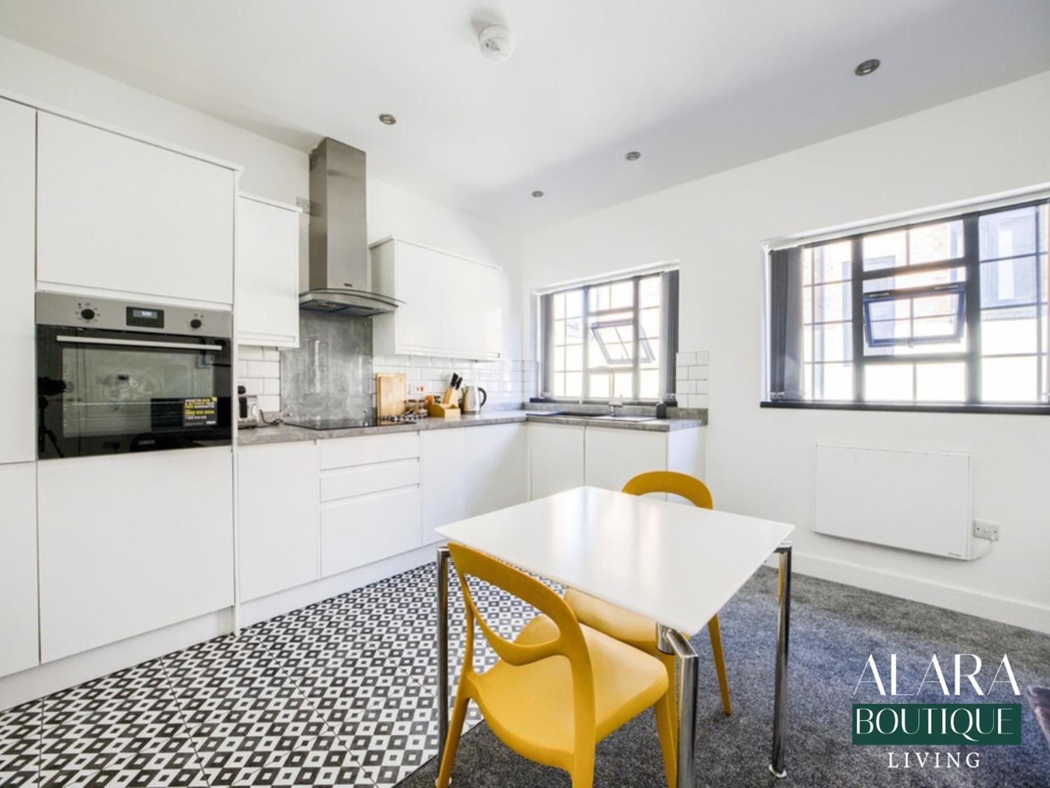 Luxury 3 Floor Townhouse Birmingham - Alara Boutique Living view 5