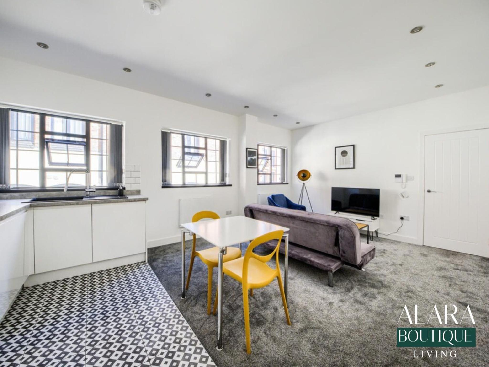 Luxury 3 Floor Townhouse Birmingham - Alara Boutique Living view 2