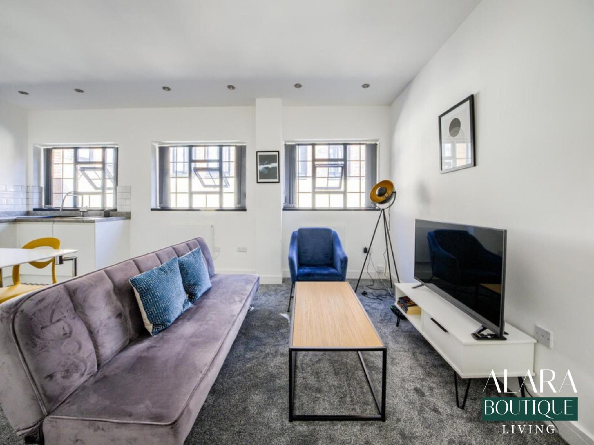 Luxury 3 Floor Townhouse Birmingham - Alara Boutique Living view 4