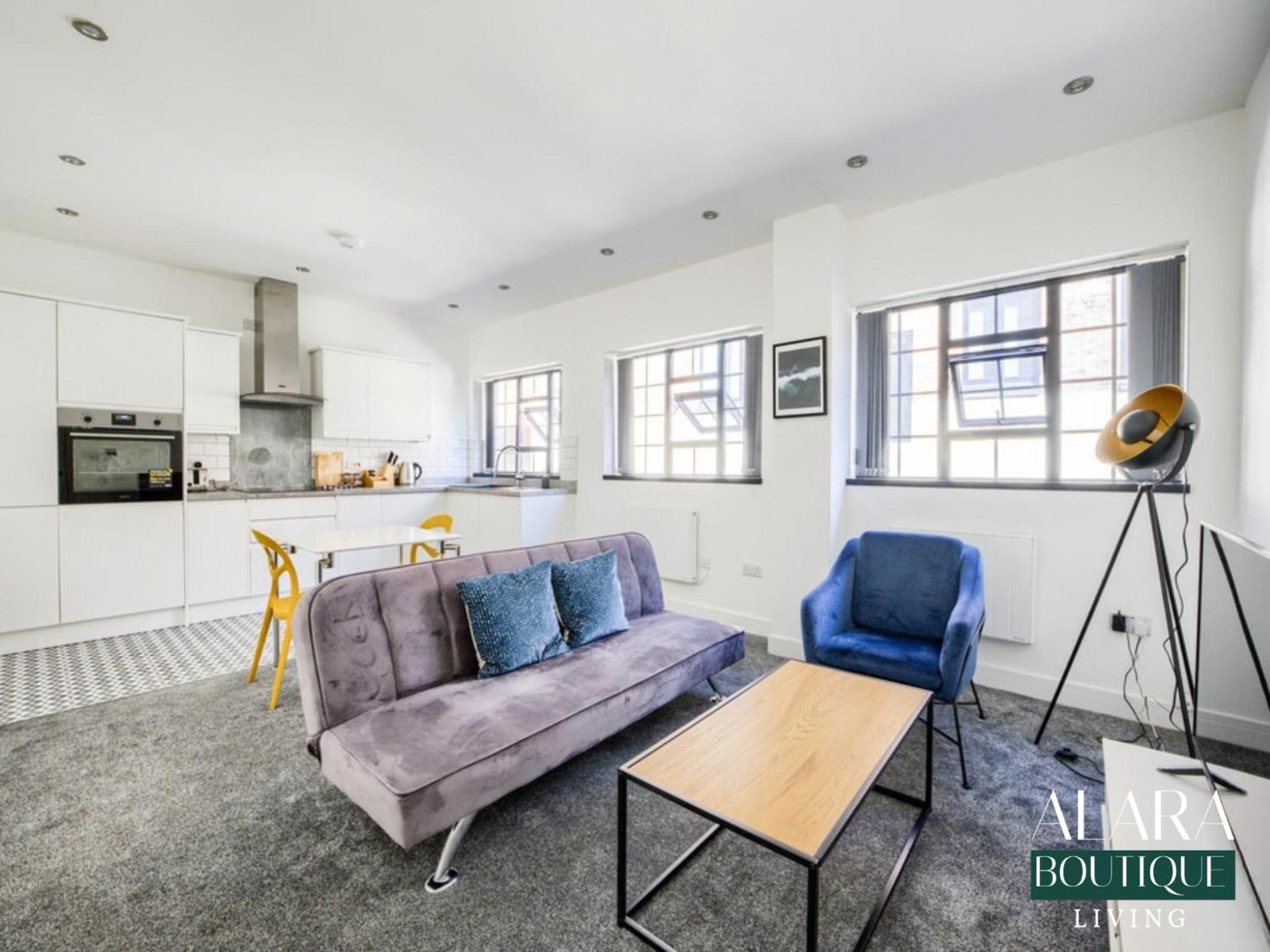 Luxury 3 Floor Townhouse Birmingham - Alara Boutique Living view 3