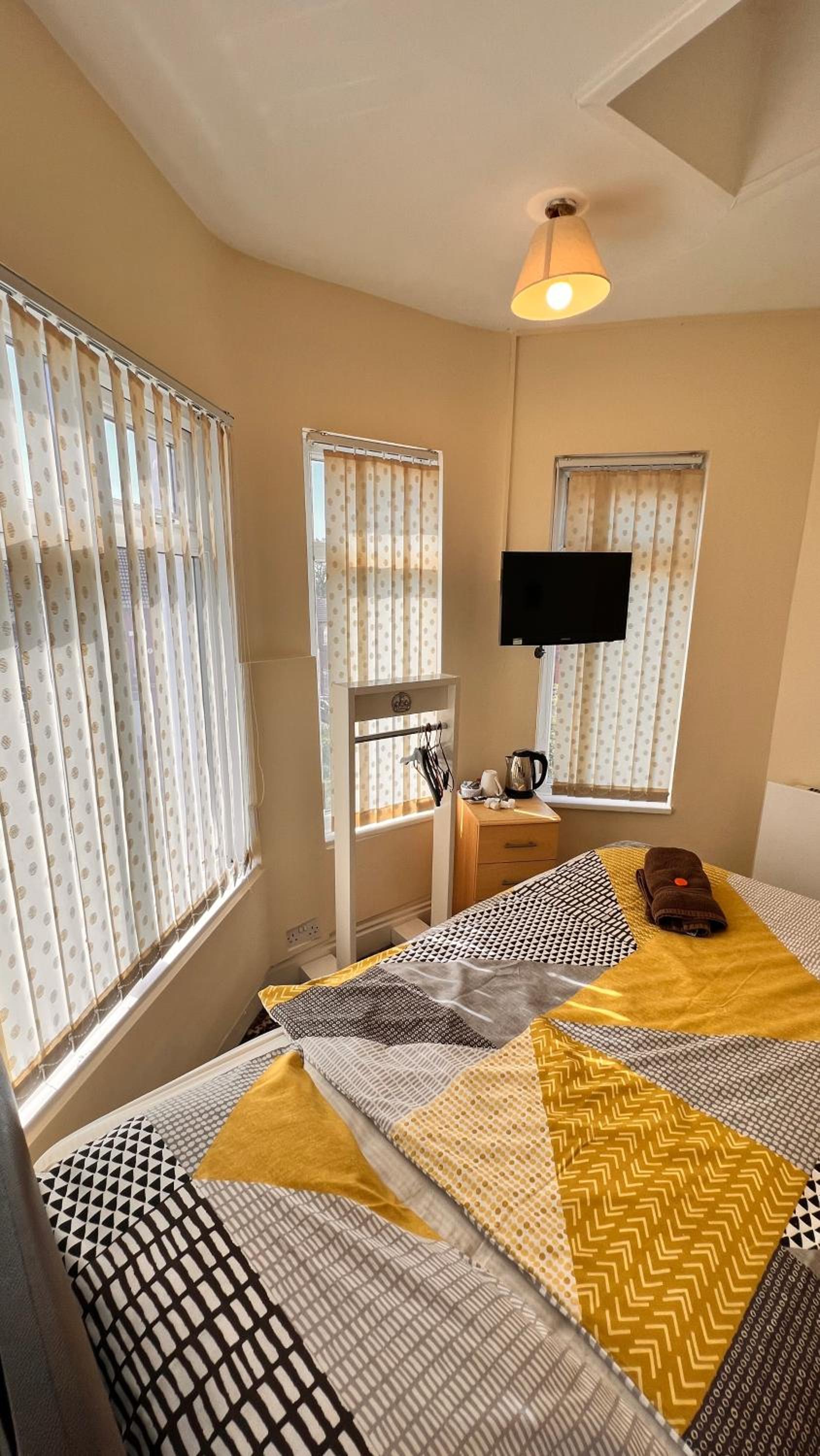 Castle Lodge Guest House 86-88 Sheil Rd L6 3AF view 4