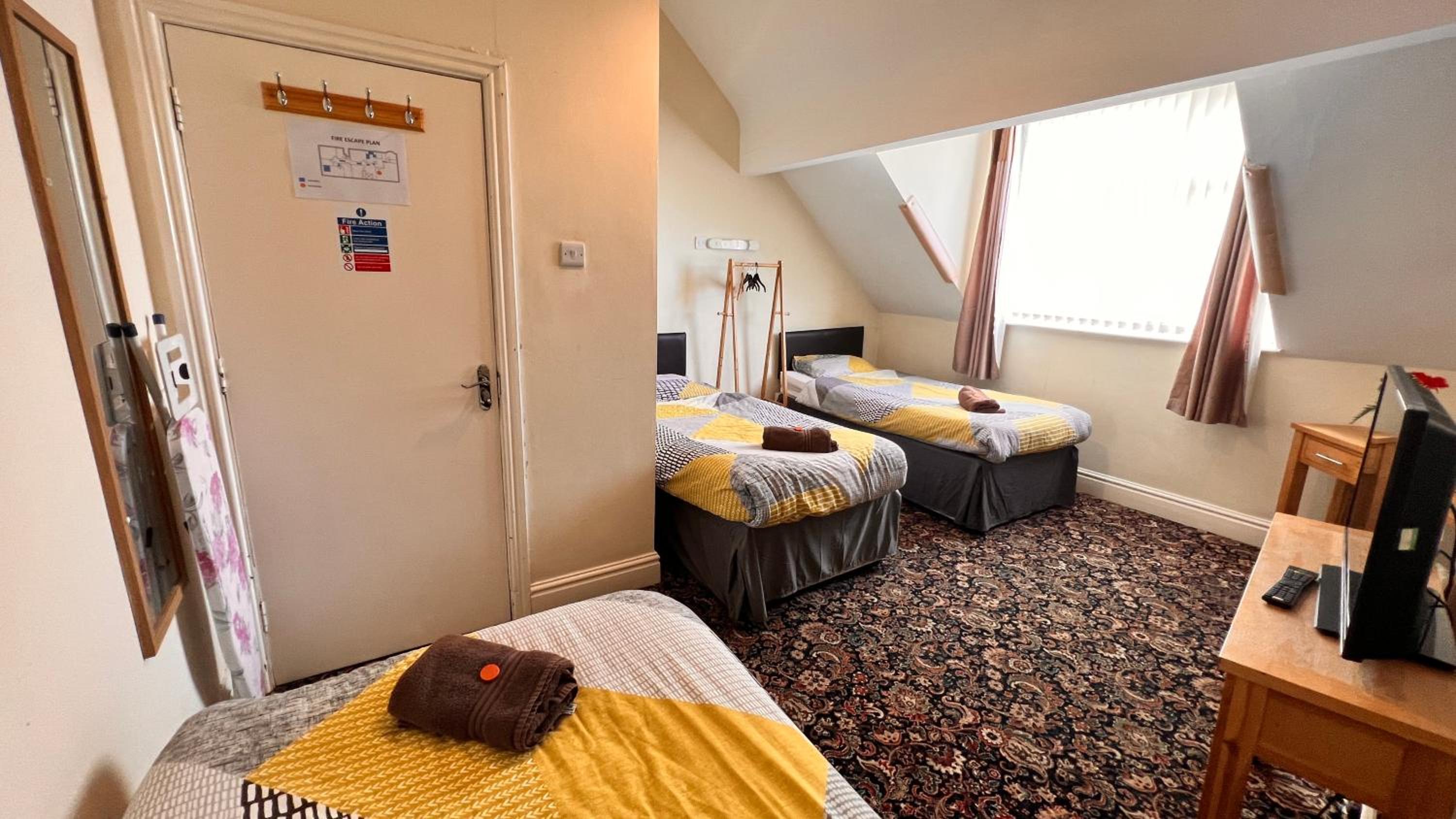 Castle Lodge Guest House 86-88 Sheil Rd L6 3AF view 3