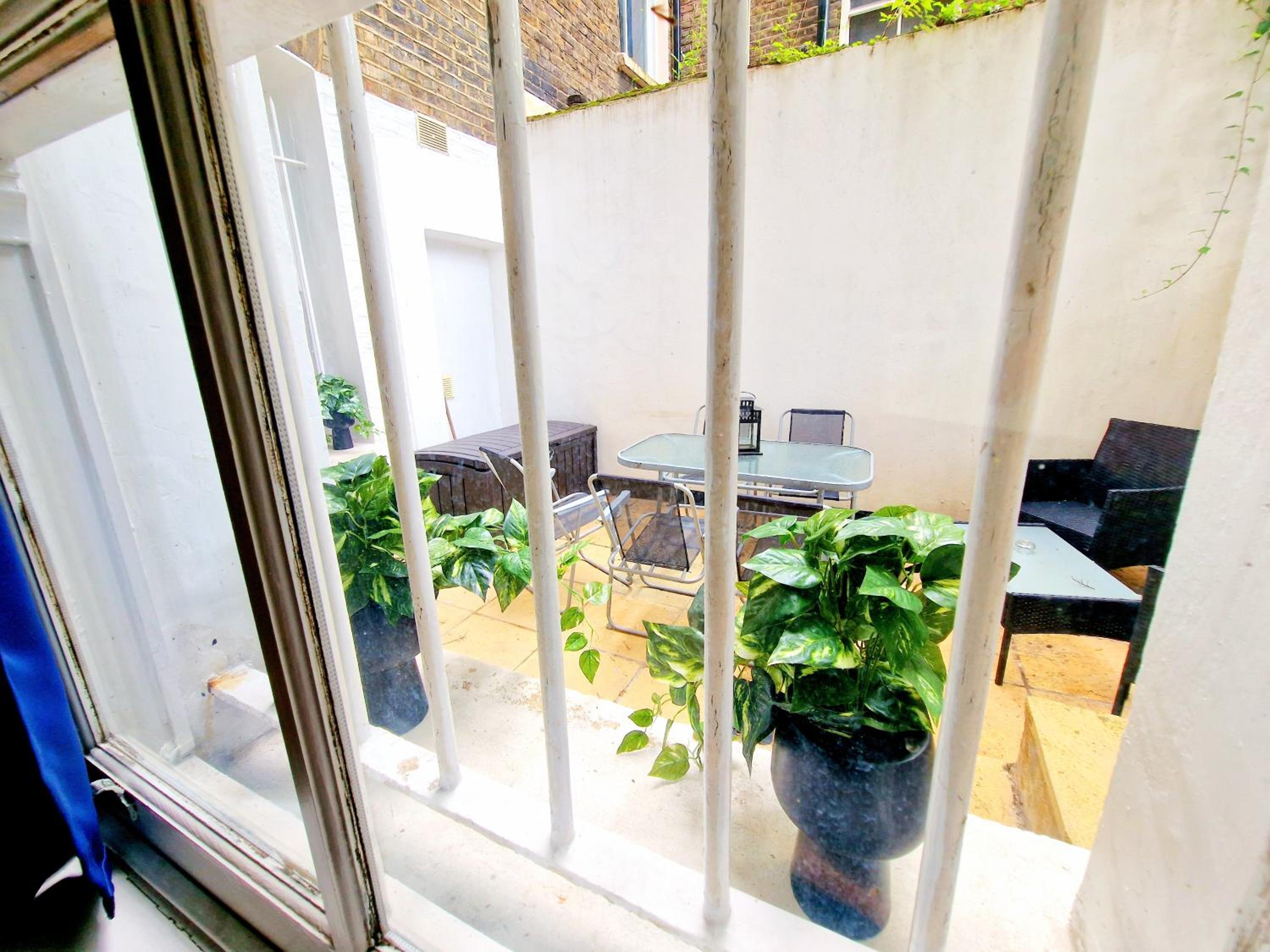 Spacious & Cosy 2 Bedroom Home plus 2 Sofa-beds with Private Entrance and Back Patio, 3 min walk to Earl's Court Station
