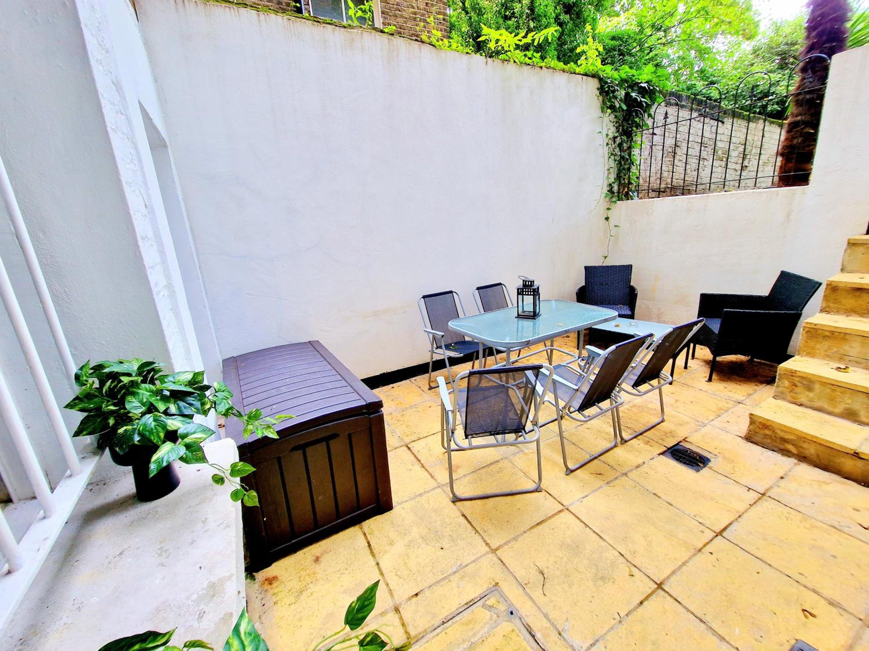 Spacious & Cosy 2 Bedroom Home plus 2 Sofa-beds with Private Entrance and Back Patio, 3 min walk to Earl's Court Station