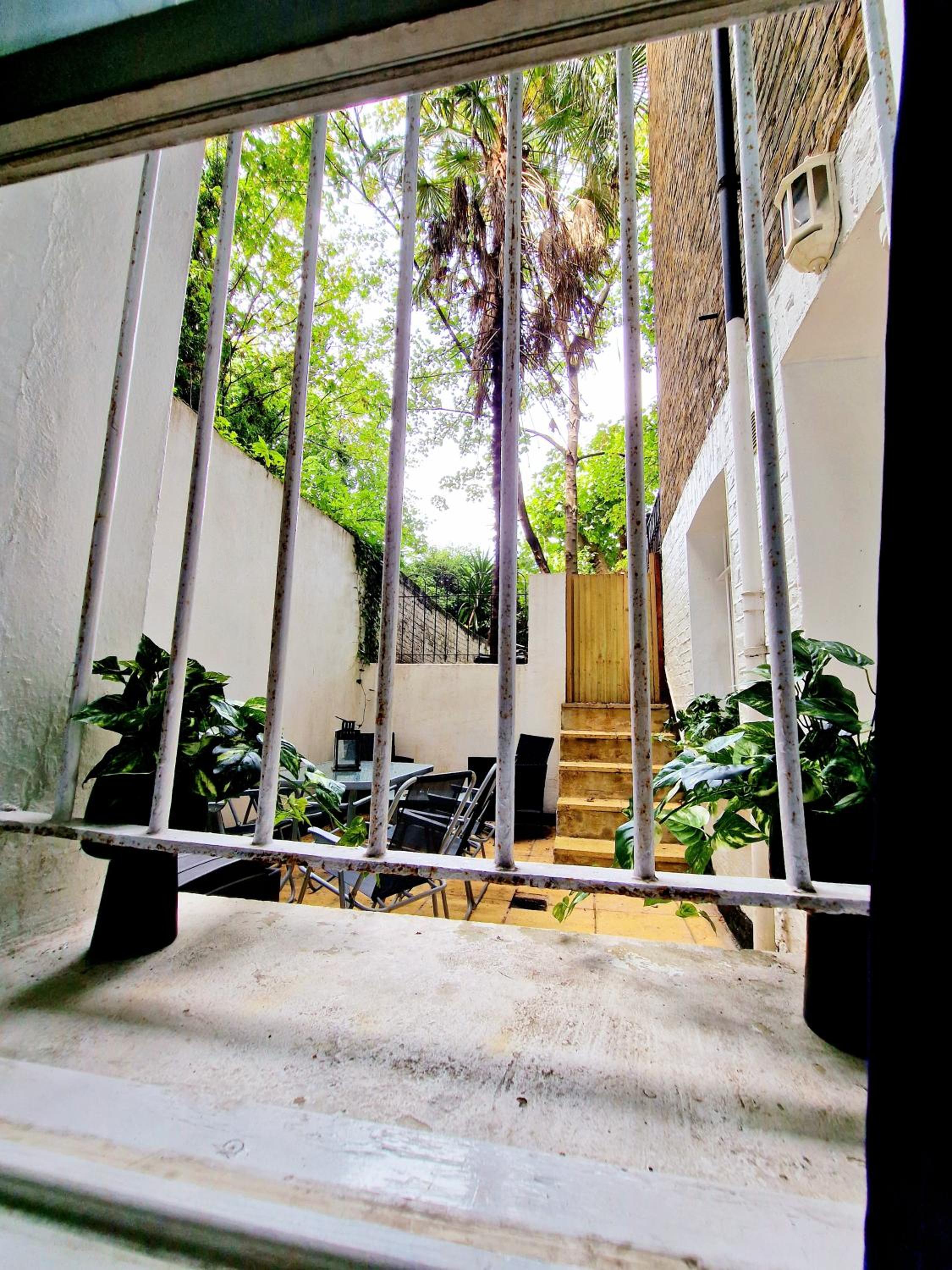 Spacious & Cosy 2 Bedroom Home plus 2 Sofa-beds with Private Entrance and Back Patio, 3 min walk to Earl's Court Station