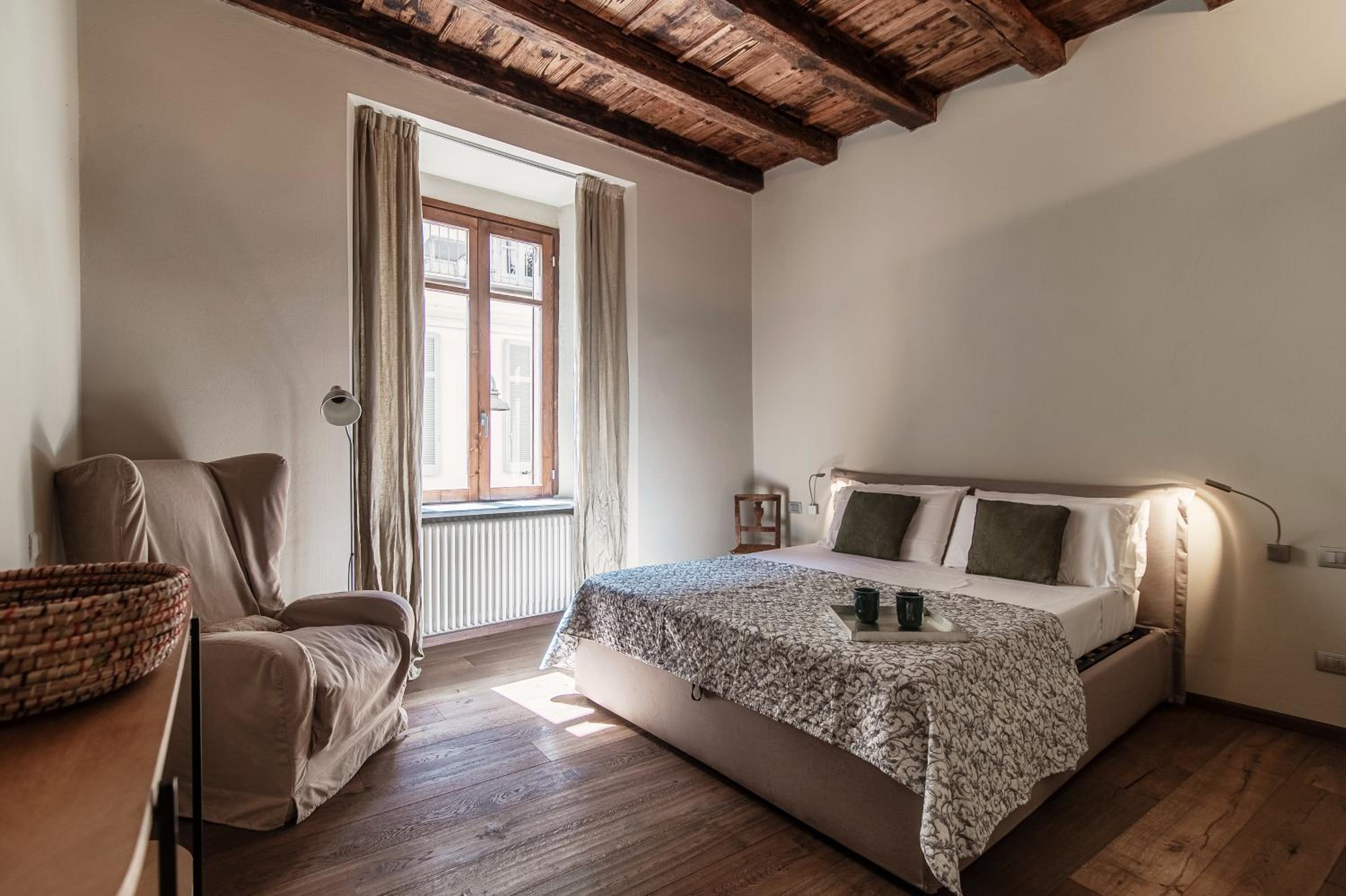 First - by MyHomeInComo en Como — hotel room