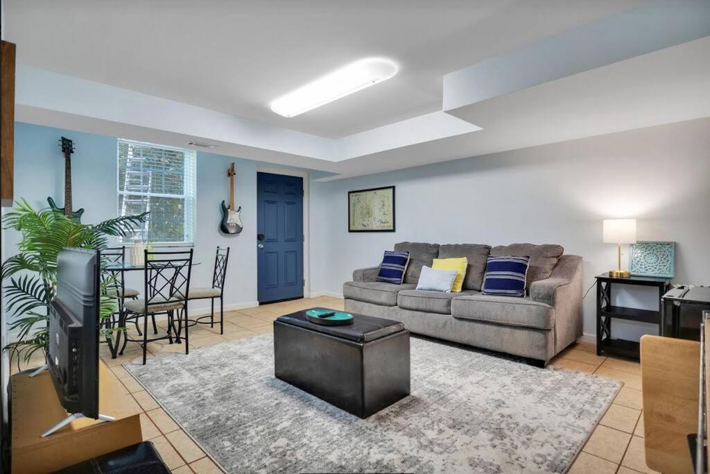 Spacious basement Suite with super fast WiFi - Property Image 10