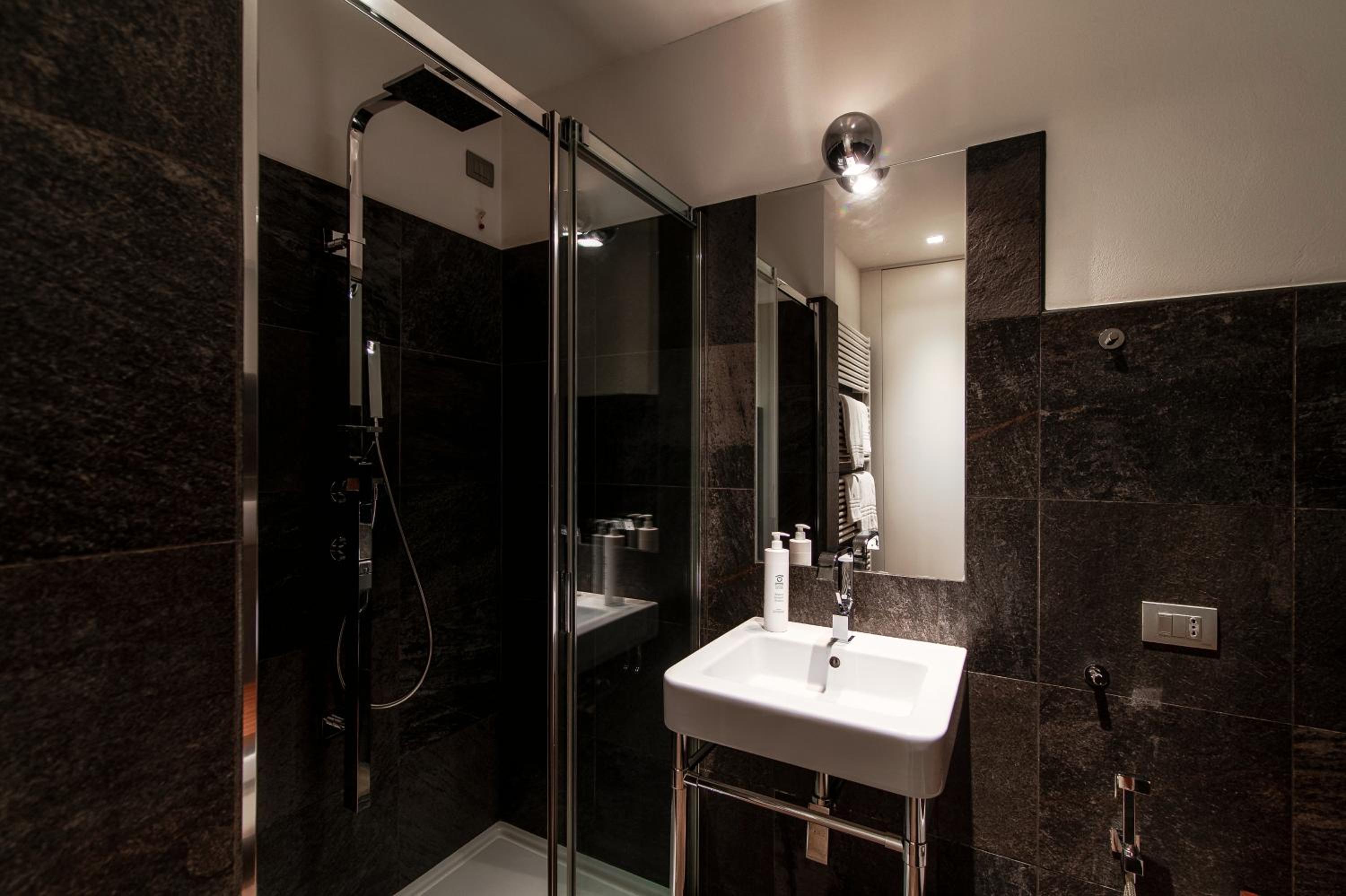 First - by MyHomeInComo en Como — bathroom