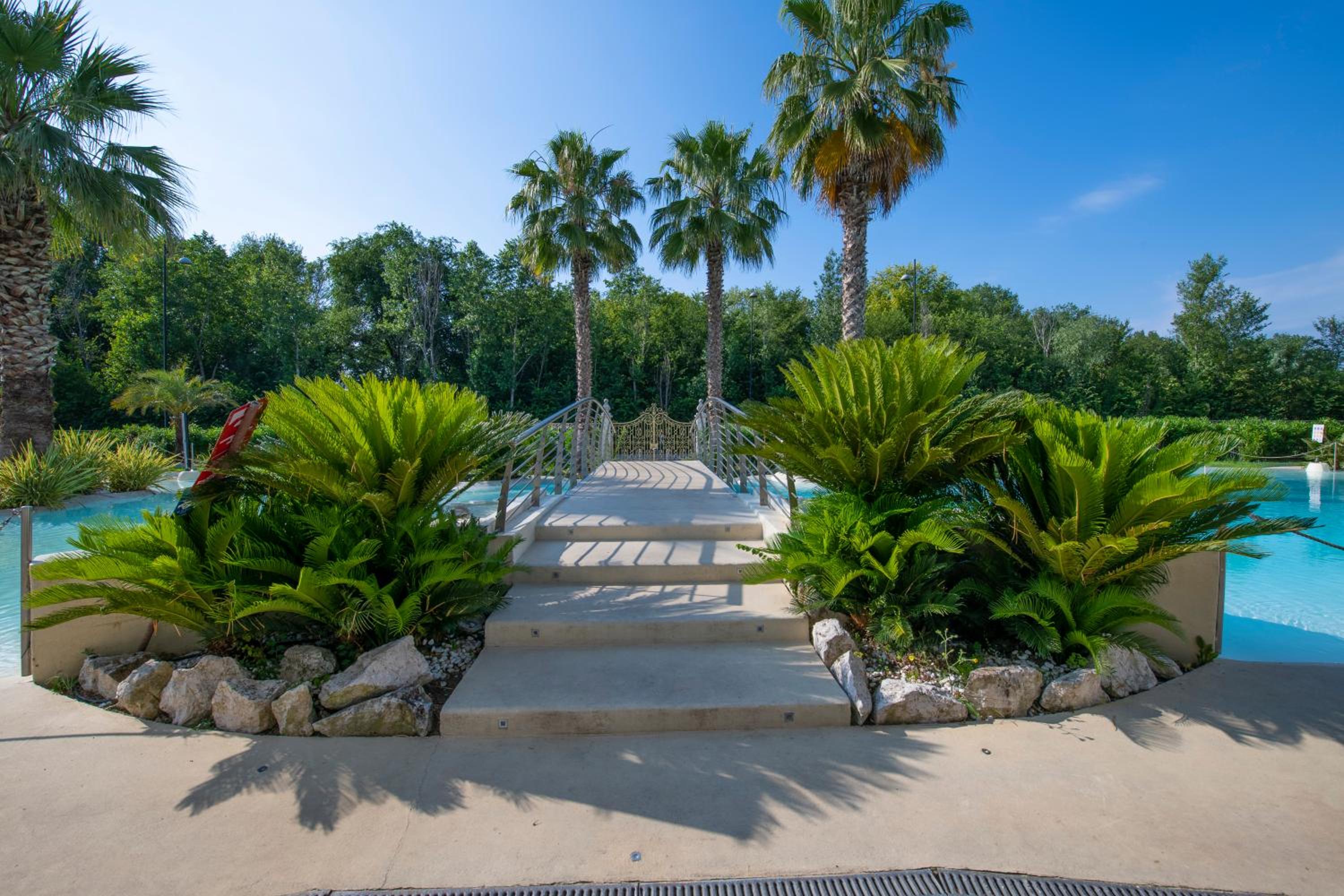 [Sunlago House] Lake front & Pool view 4