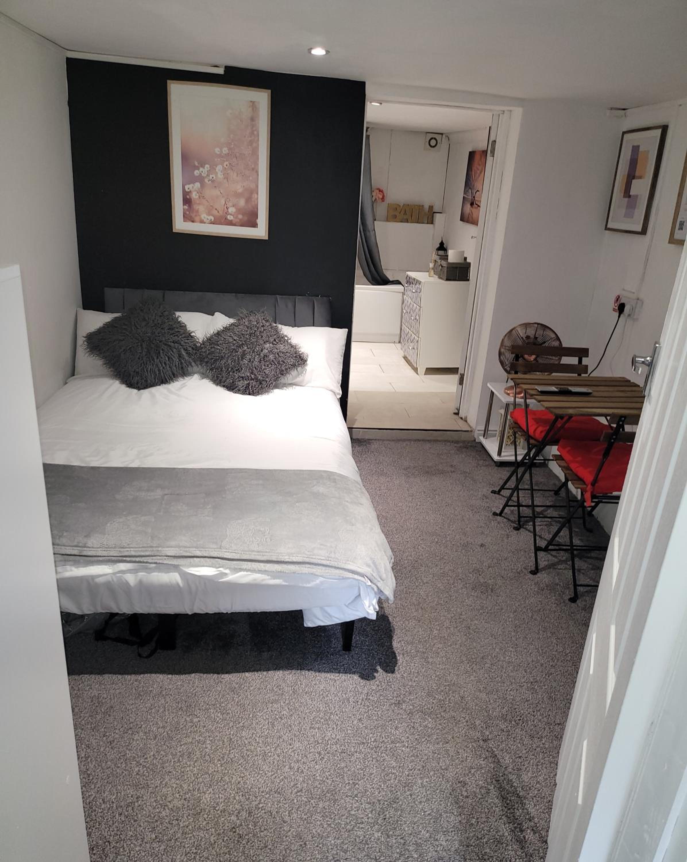 Hidden Treasure-Netflix and Wi-Fi-Basement flat
