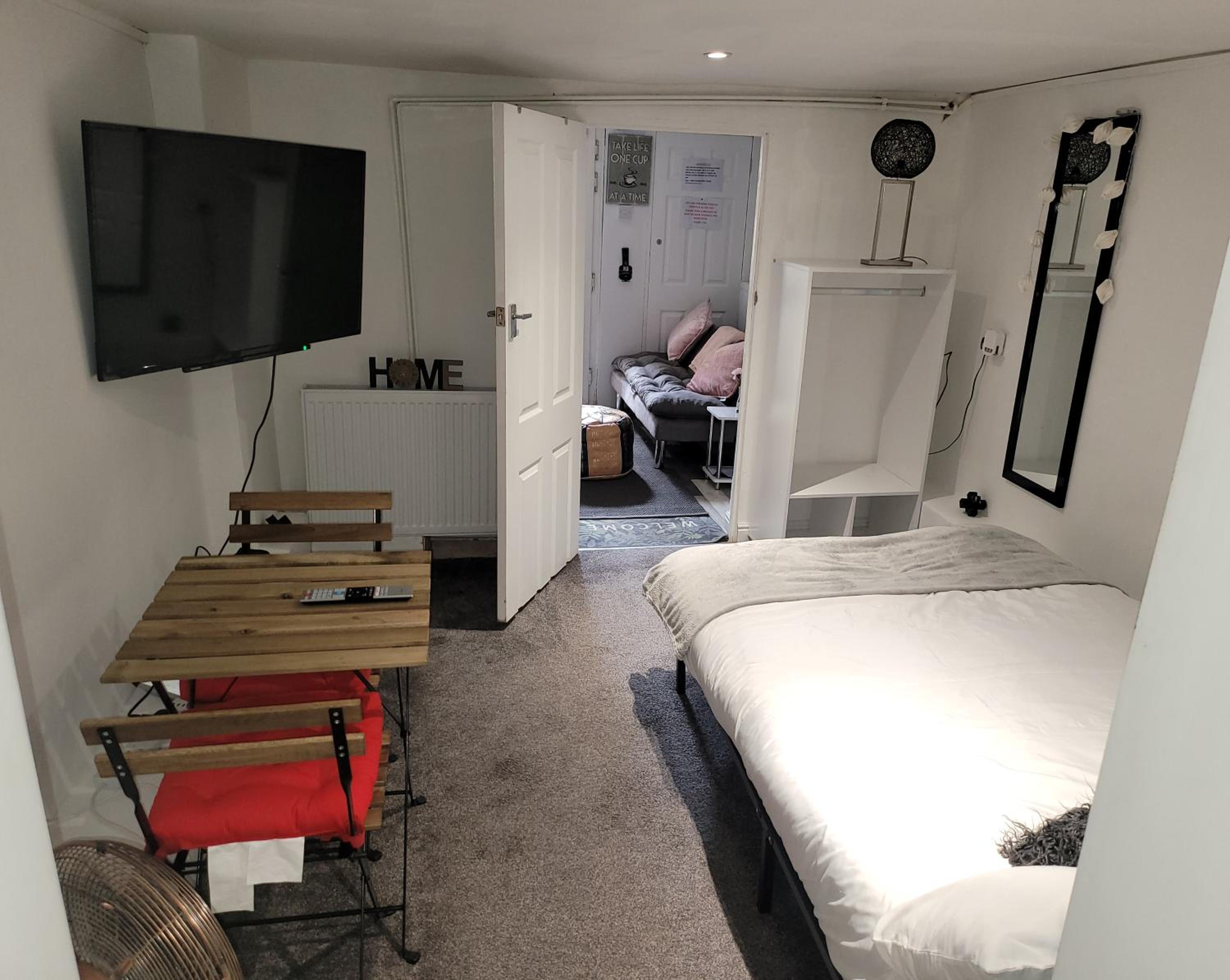 Hidden Treasure-Netflix and Wi-Fi-Basement flat, photo 44