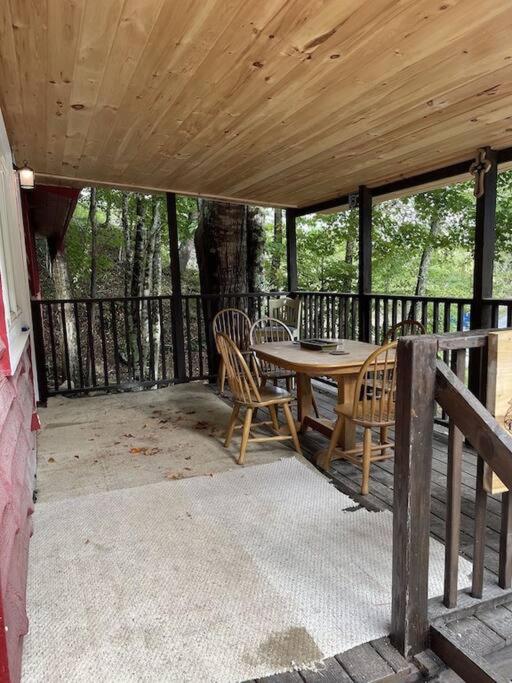 Creekside 3 bedroom 2 bath cabin on private creek view 2