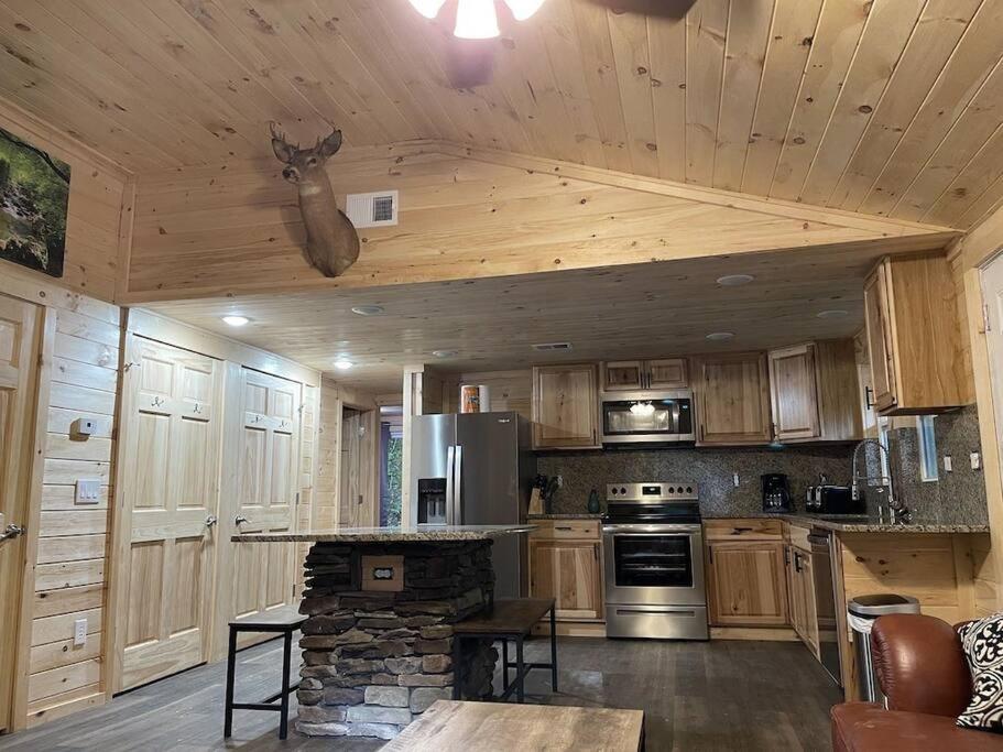 Creekside 3 bedroom 2 bath cabin on private creek view 5