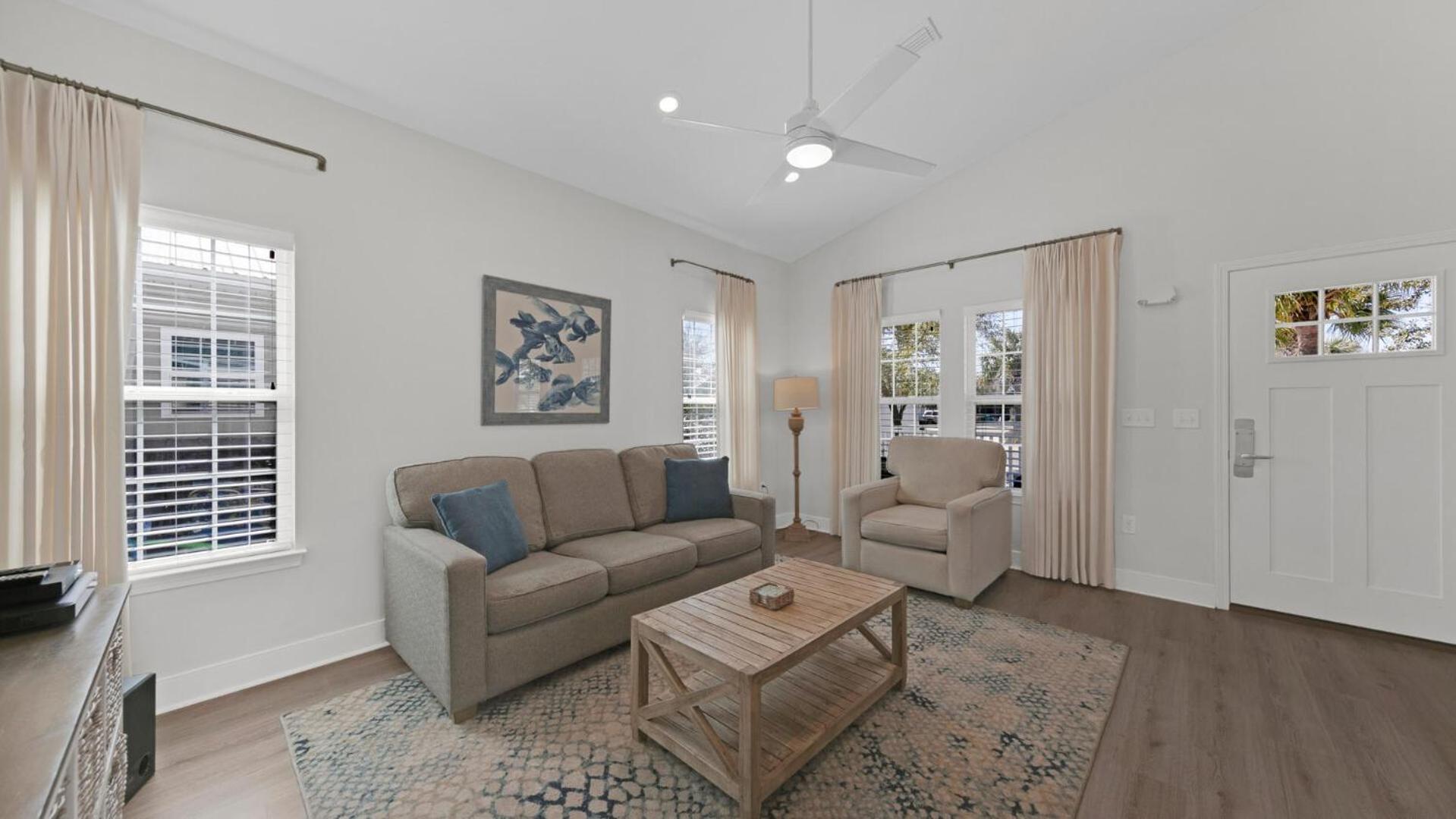 Pelican House - Newly remodeled, professionally decorated, only about 1 mile to Seaside! view 5