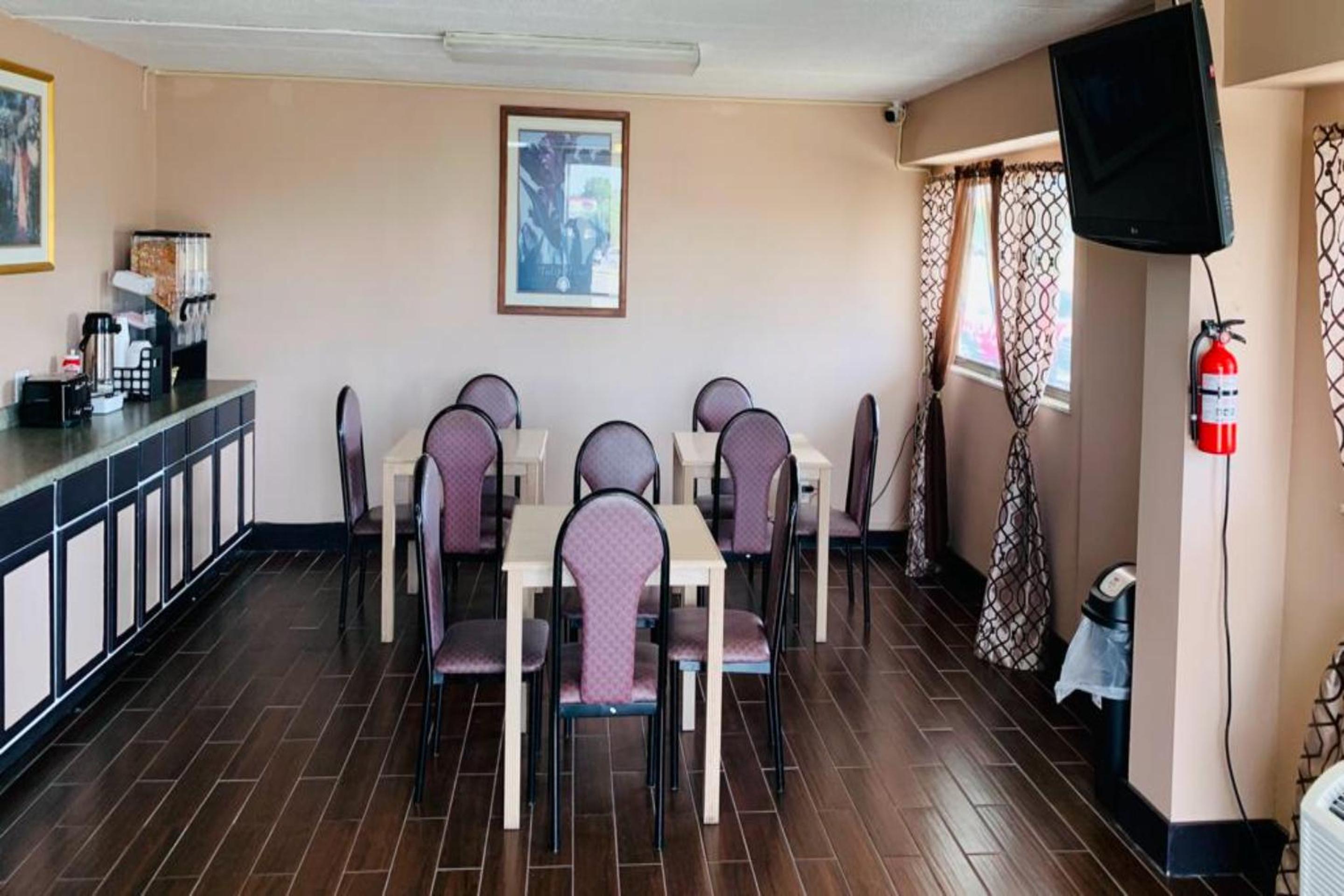 Economy Inn of Holland view 4