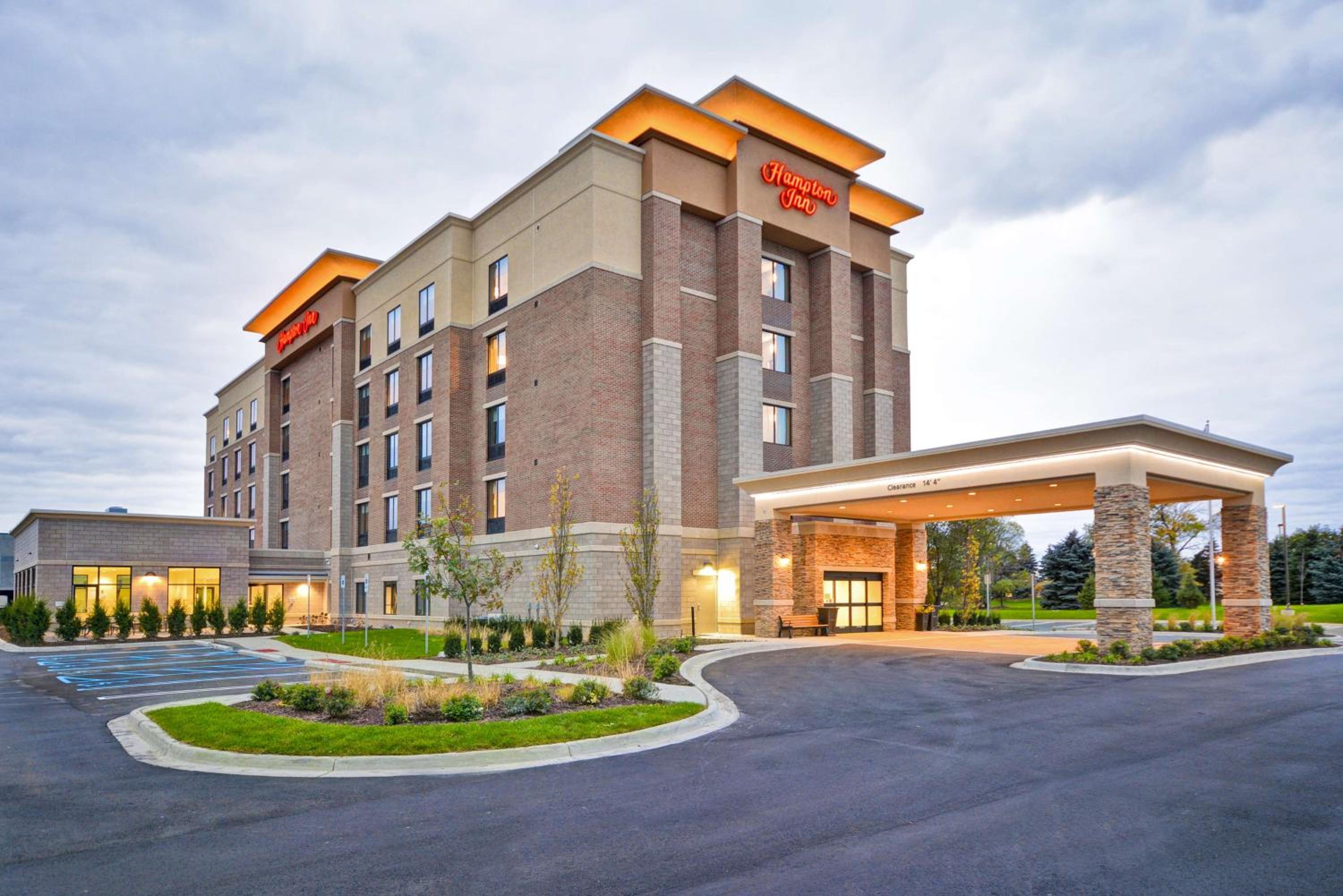 Detroit Vacations - Hampton Inn Livonia Detroit - Property Image 1