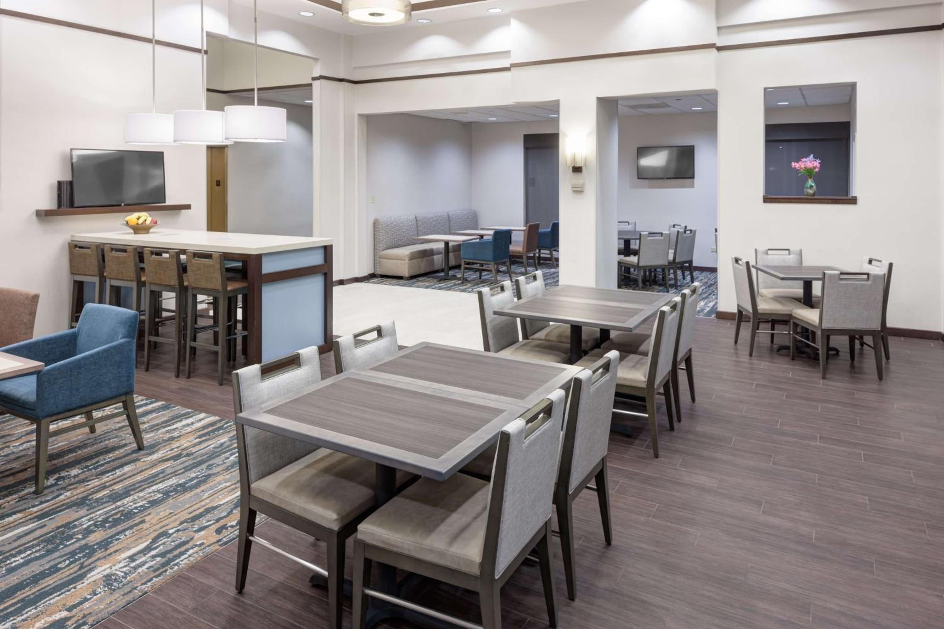 Skokie Vacations - Hampton Inn Suites Chicago North Shore - Property Image 6