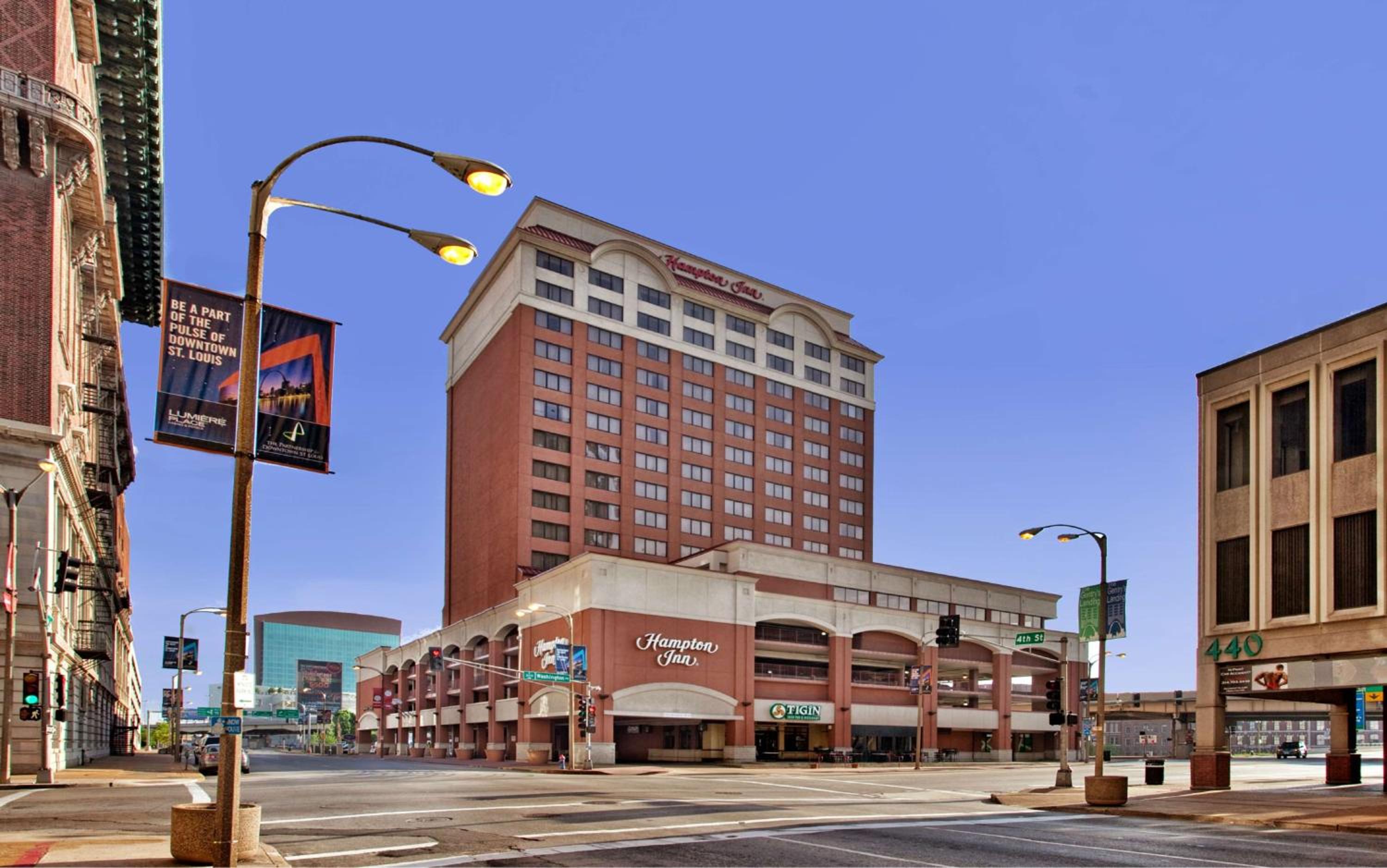 Hotel Hampton Inn St Louis- at the Arch - Image 1