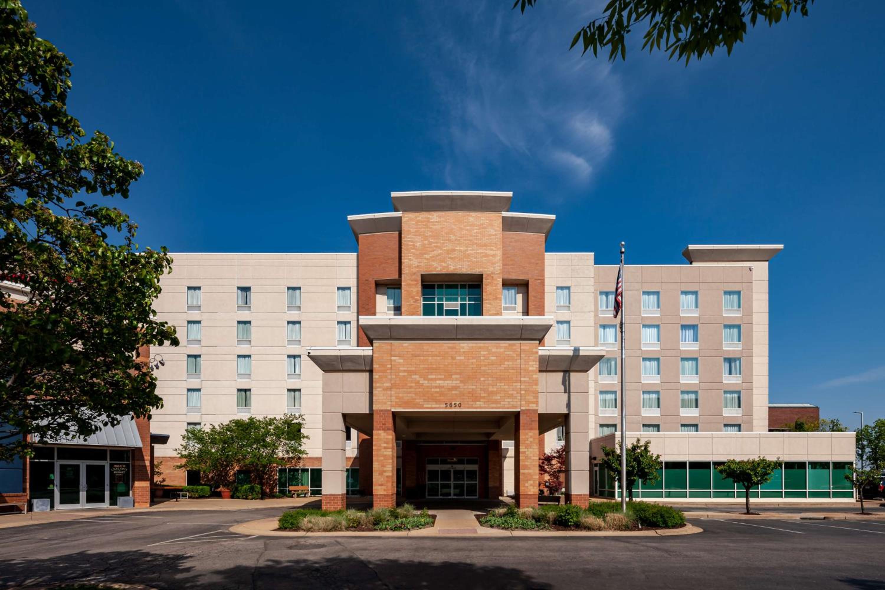Hotel Hampton Inn & Suites St. Louis at Forest Park - Image 1