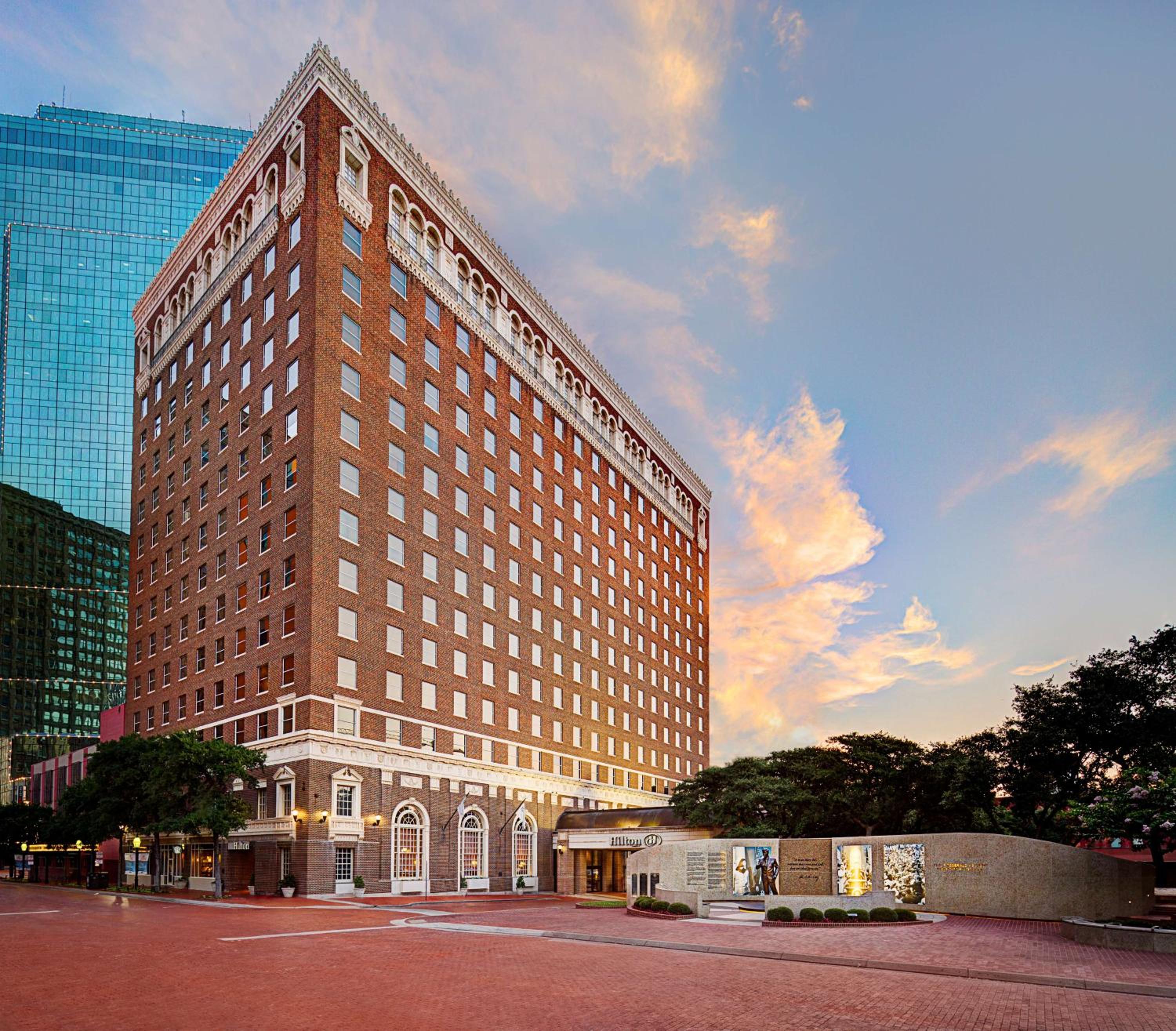 Hotel Hilton Fort Worth - Image 1