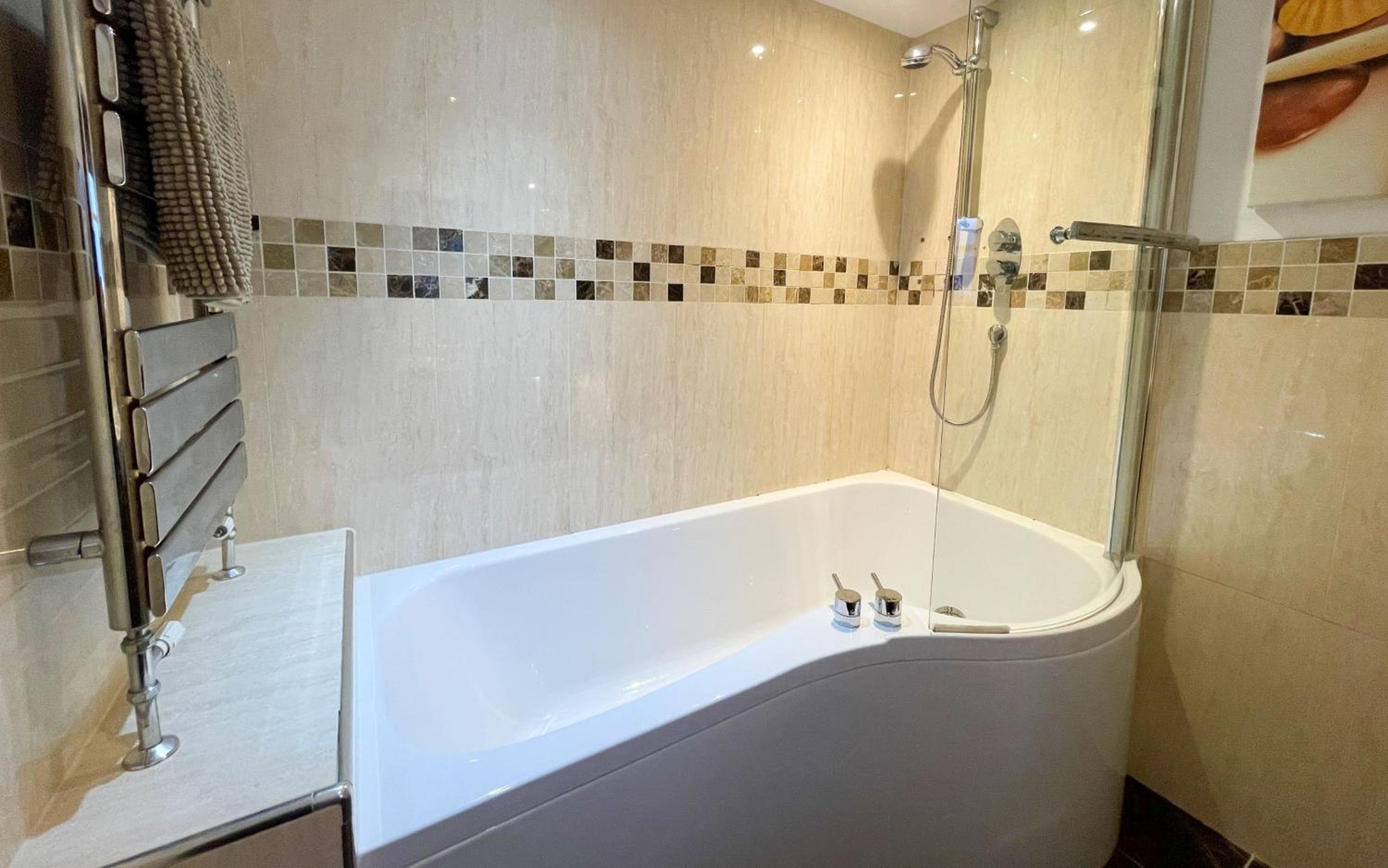 Exceptional Two-Bedroom Accommodation in Central Whitby with Parking and Stunning Views