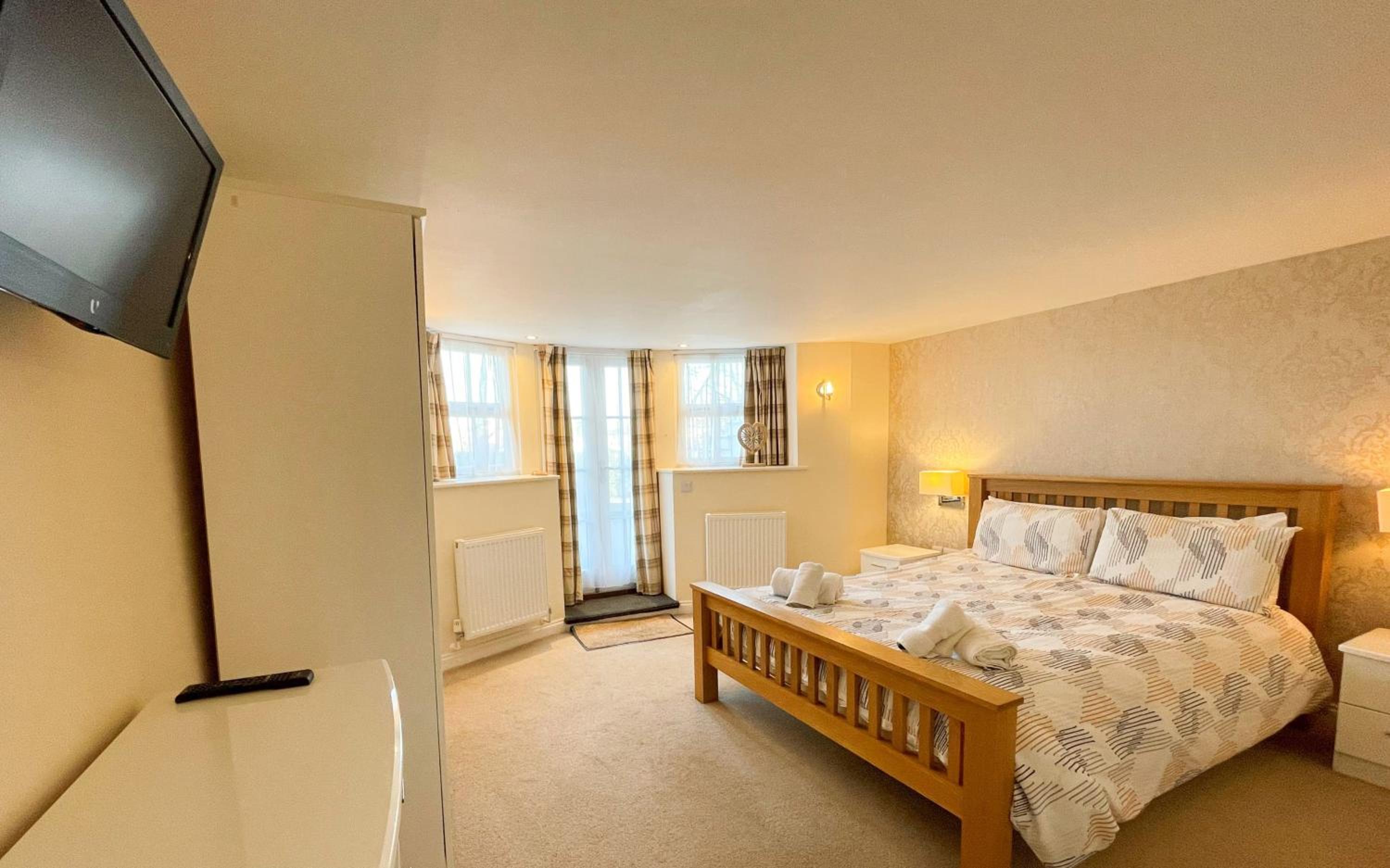 Exceptional Two-Bedroom Accommodation in Central Whitby with Parking and Stunning Views