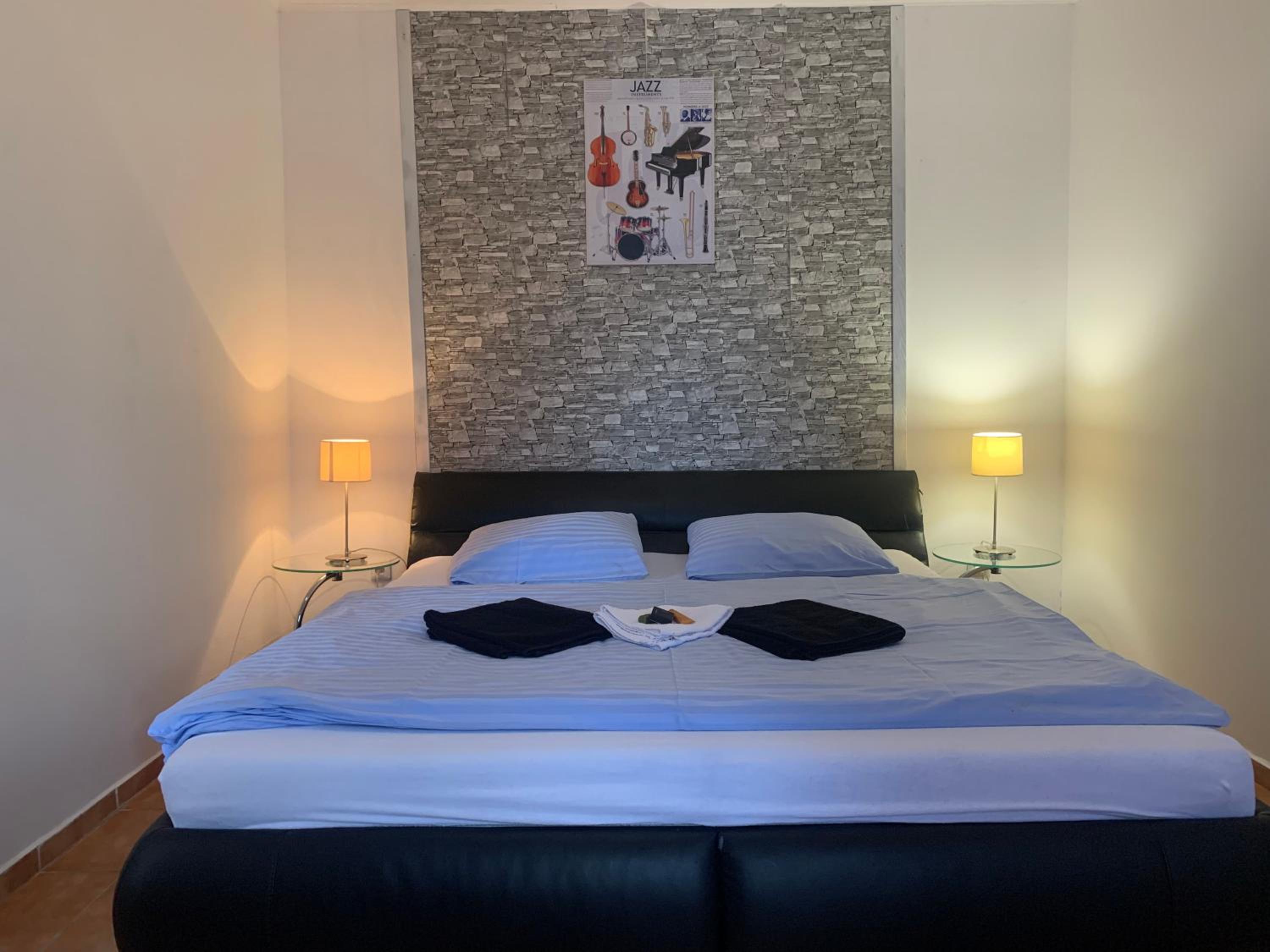 Jsmit Music&Bar&Apartments, balkóny v apartmánah, bar dole