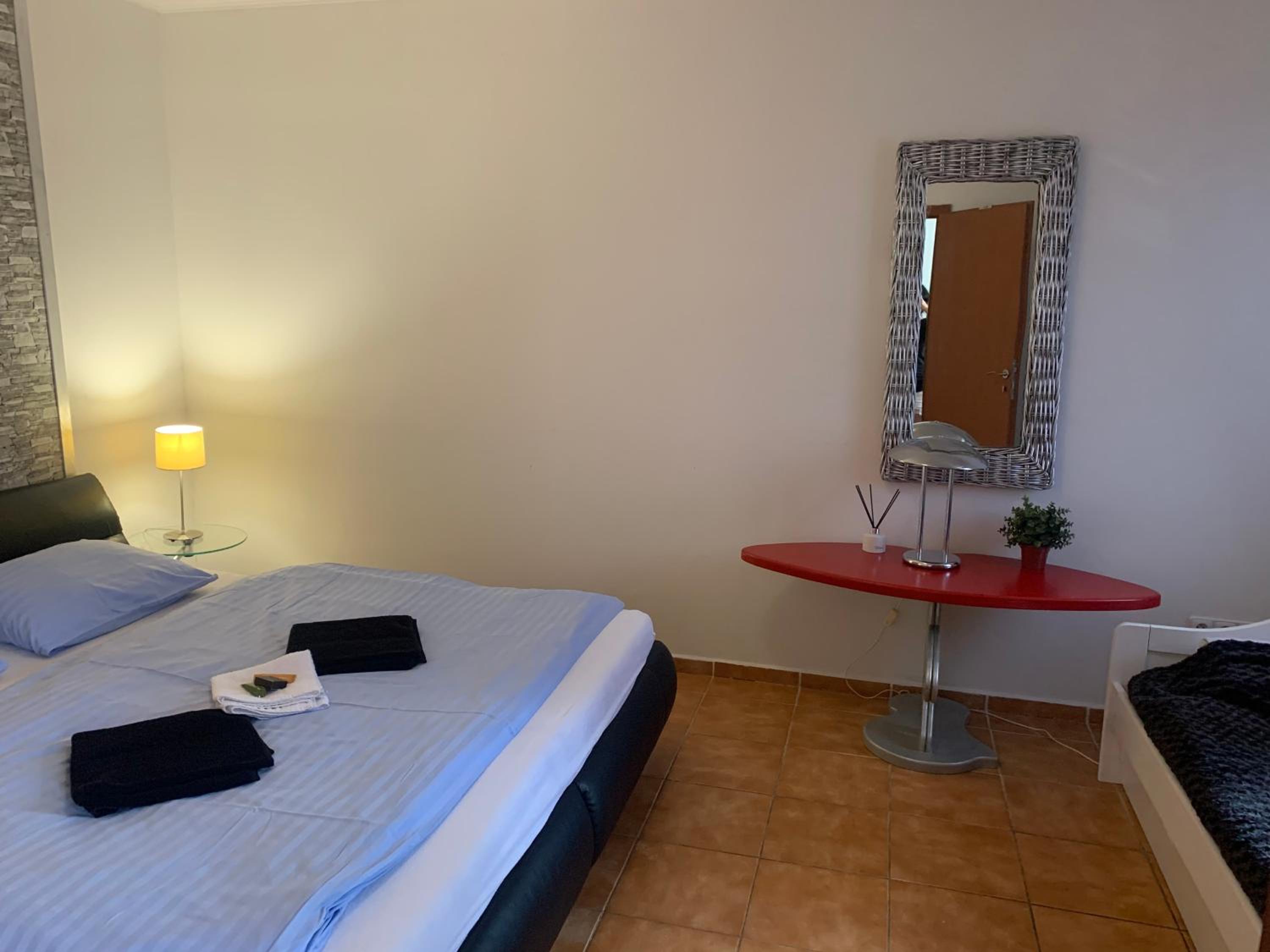 Jsmit Music&Bar&Apartments, balkóny v apartmánah, bar dole