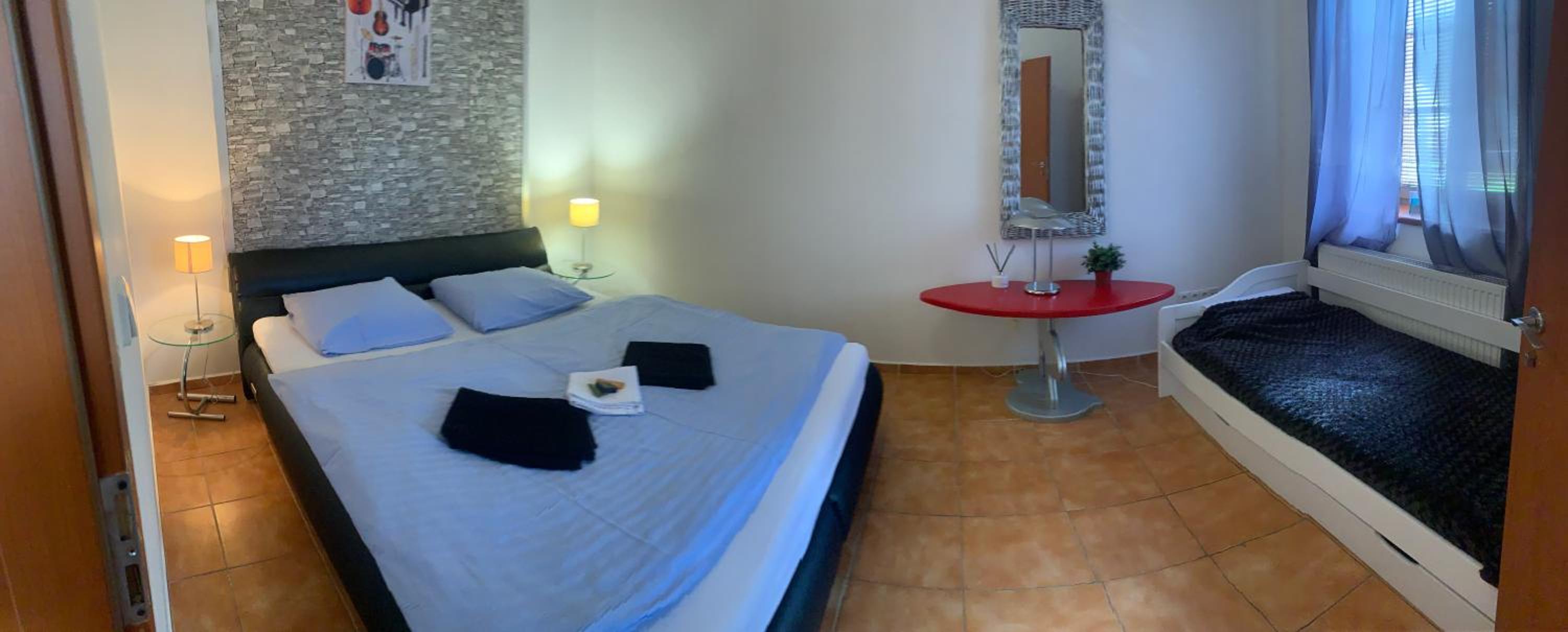 Jsmit Music&Bar&Apartments, balkóny v apartmánah, bar dole