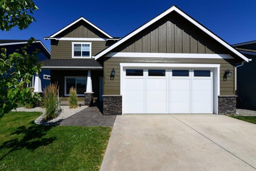 CDA Hideaway 4 bed 3 Bath Modern Mid Term Rental