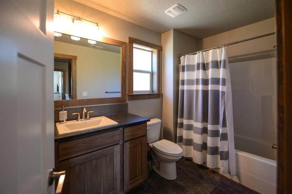 CDA Hideaway 4 bed 3 Bath Modern Mid Term Rental, photo 25