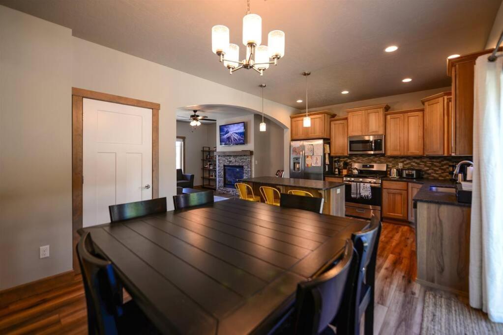 CDA Hideaway 4 bed 3 Bath Modern Mid Term Rental