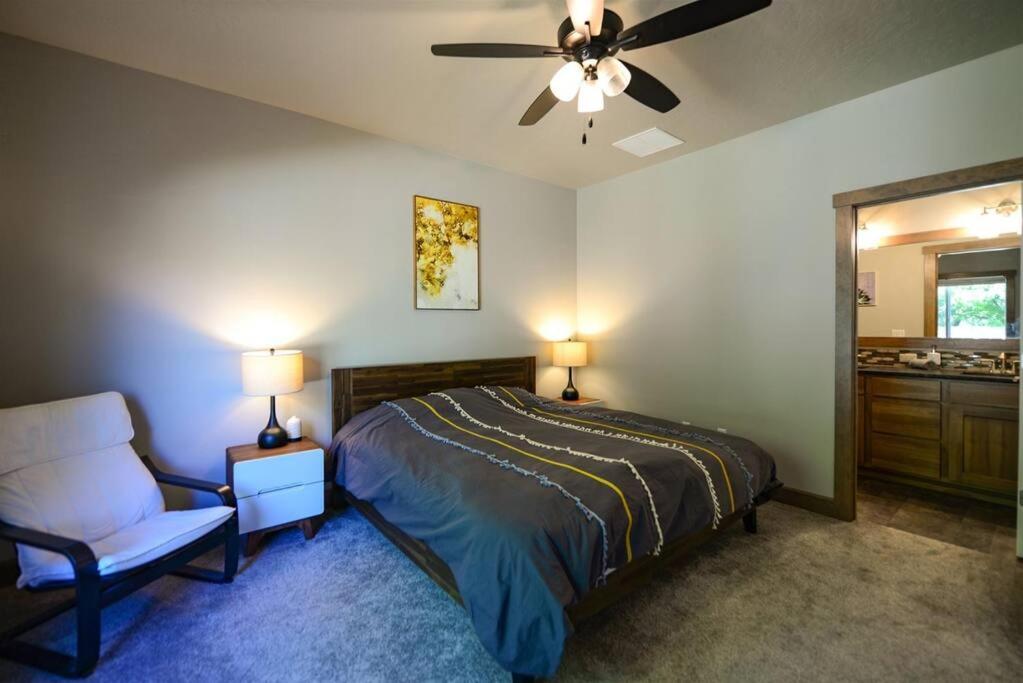 CDA Hideaway 4 bed 3 Bath Modern Mid Term Rental, photo 11