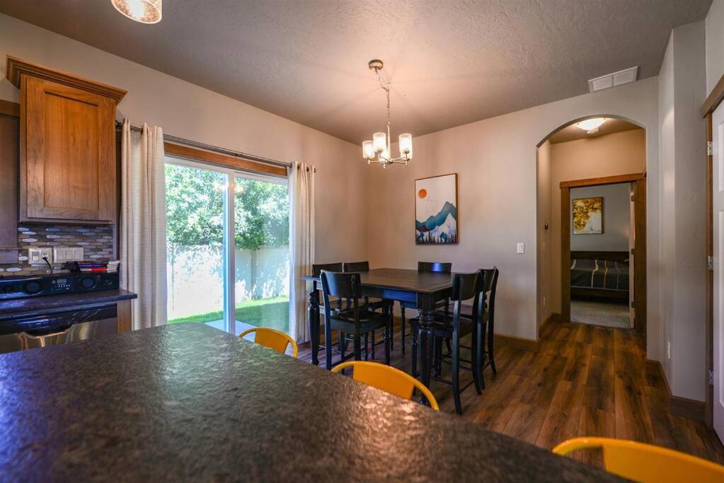 CDA Hideaway 4 bed 3 Bath Modern Mid Term Rental