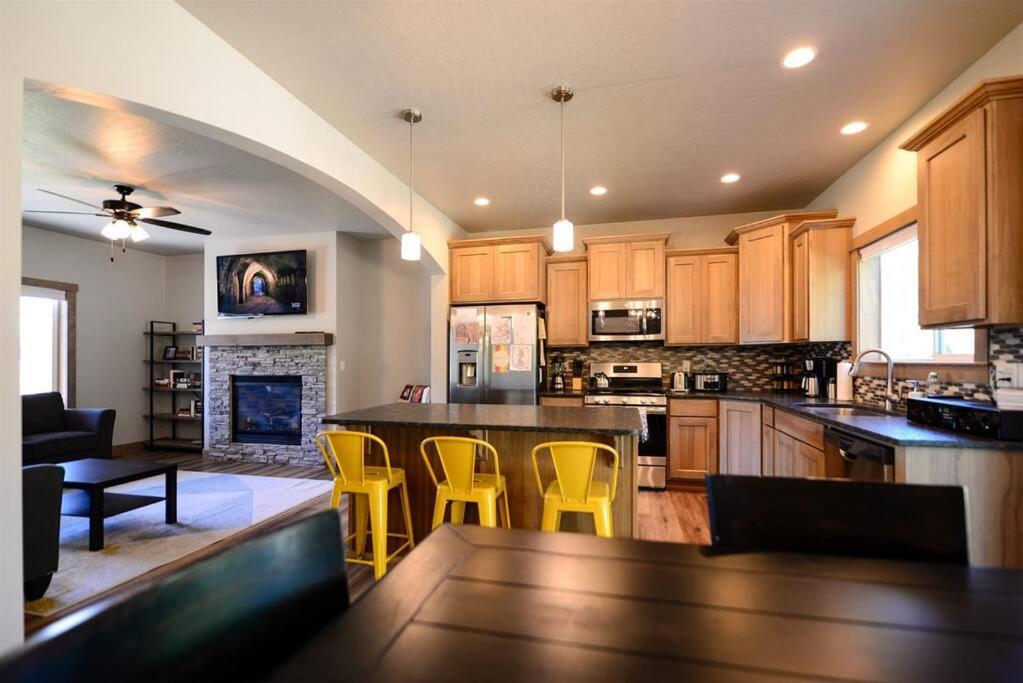 CDA Hideaway 4 bed 3 Bath Modern Mid Term Rental