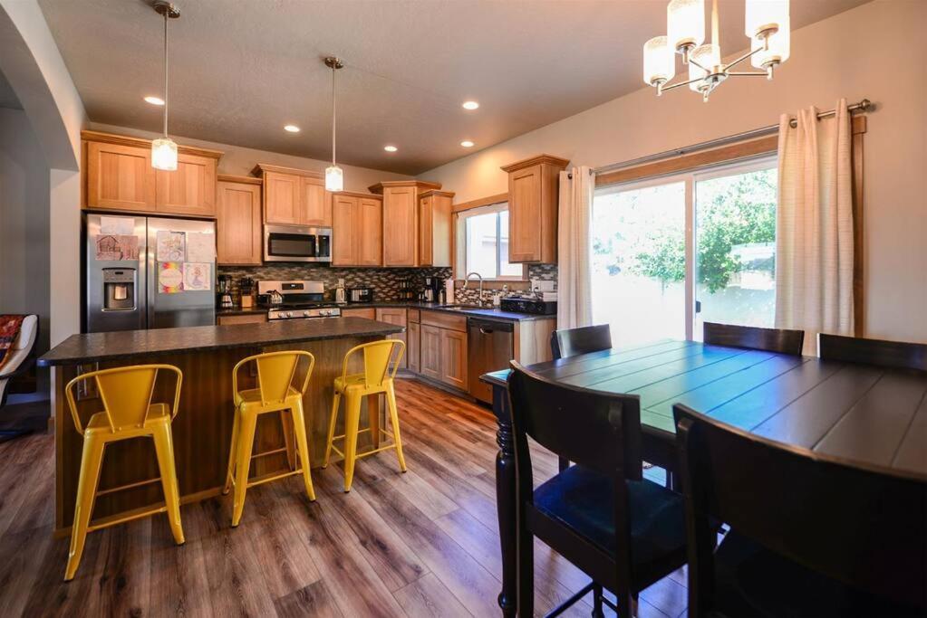 CDA Hideaway 4 bed 3 Bath Modern Mid Term Rental