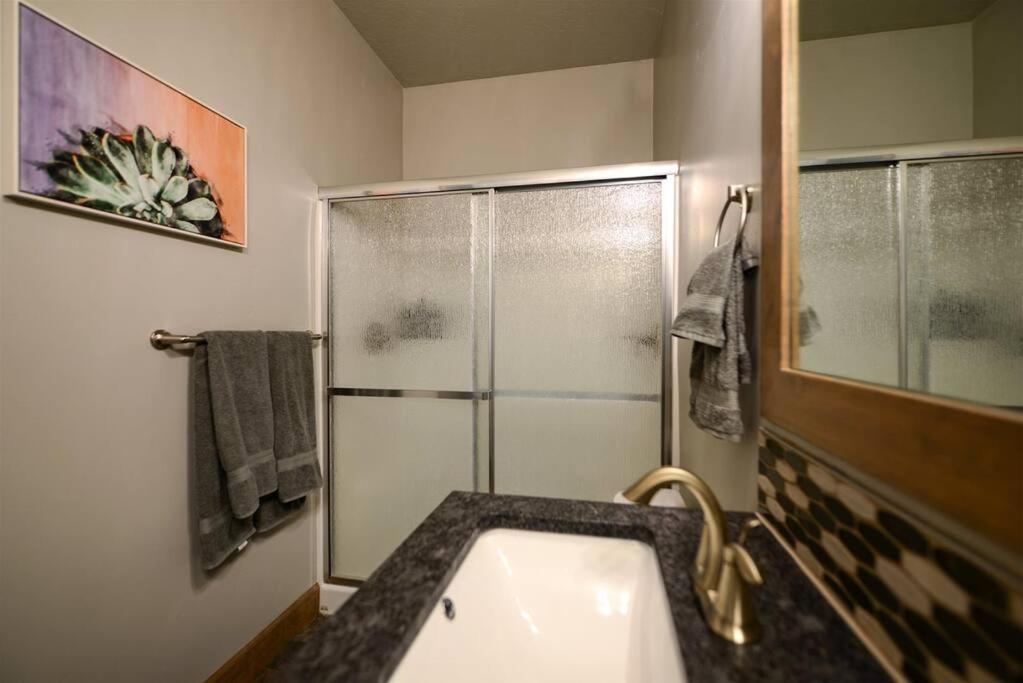 CDA Hideaway 4 bed 3 Bath Modern Mid Term Rental, photo 12