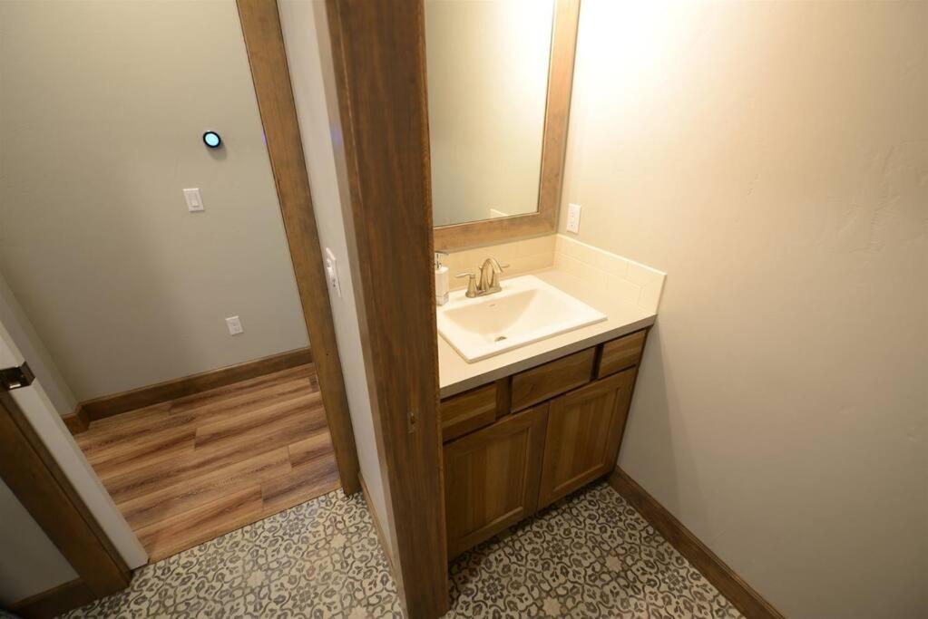 CDA Hideaway 4 bed 3 Bath Modern Mid Term Rental, photo 13