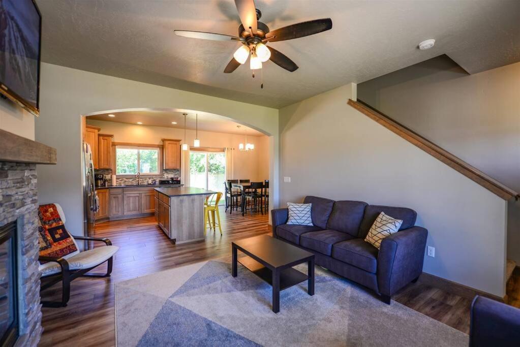 CDA Hideaway 4 bed 3 Bath Modern Mid Term Rental