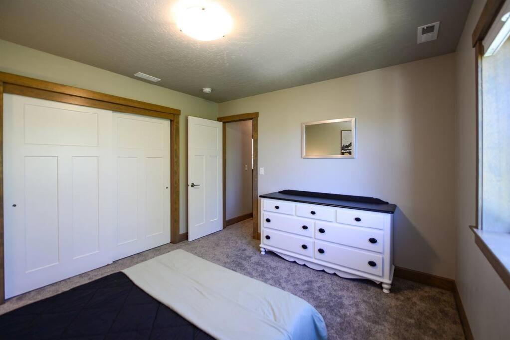 CDA Hideaway 4 bed 3 Bath Modern Mid Term Rental, photo 20
