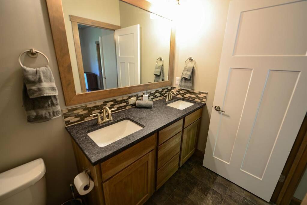 CDA Hideaway 4 bed 3 Bath Modern Mid Term Rental, photo 15