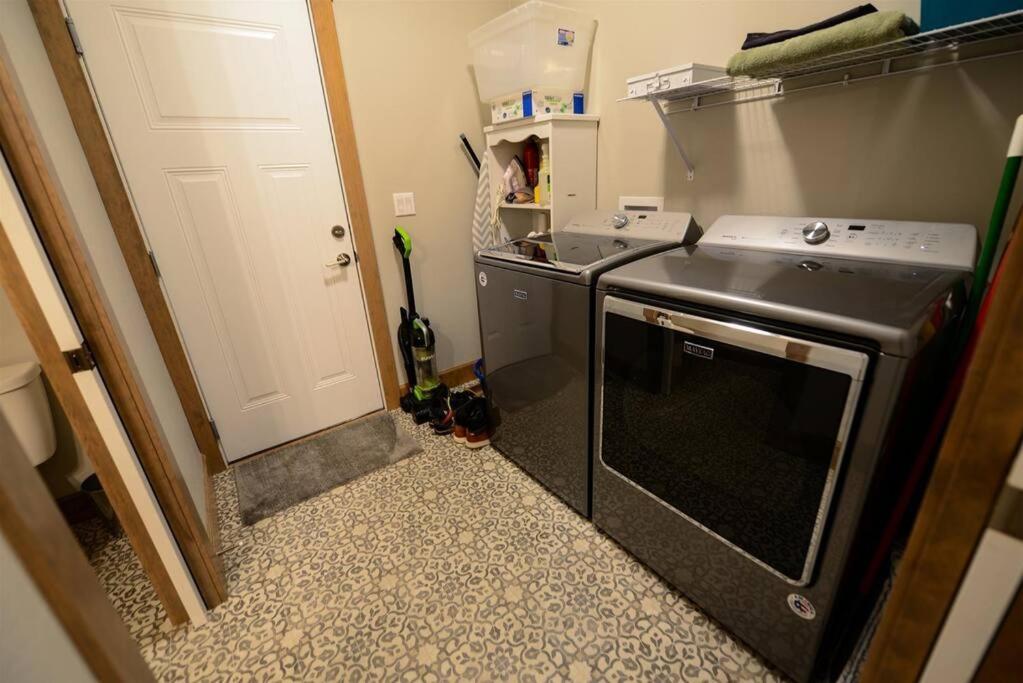 CDA Hideaway 4 bed 3 Bath Modern Mid Term Rental