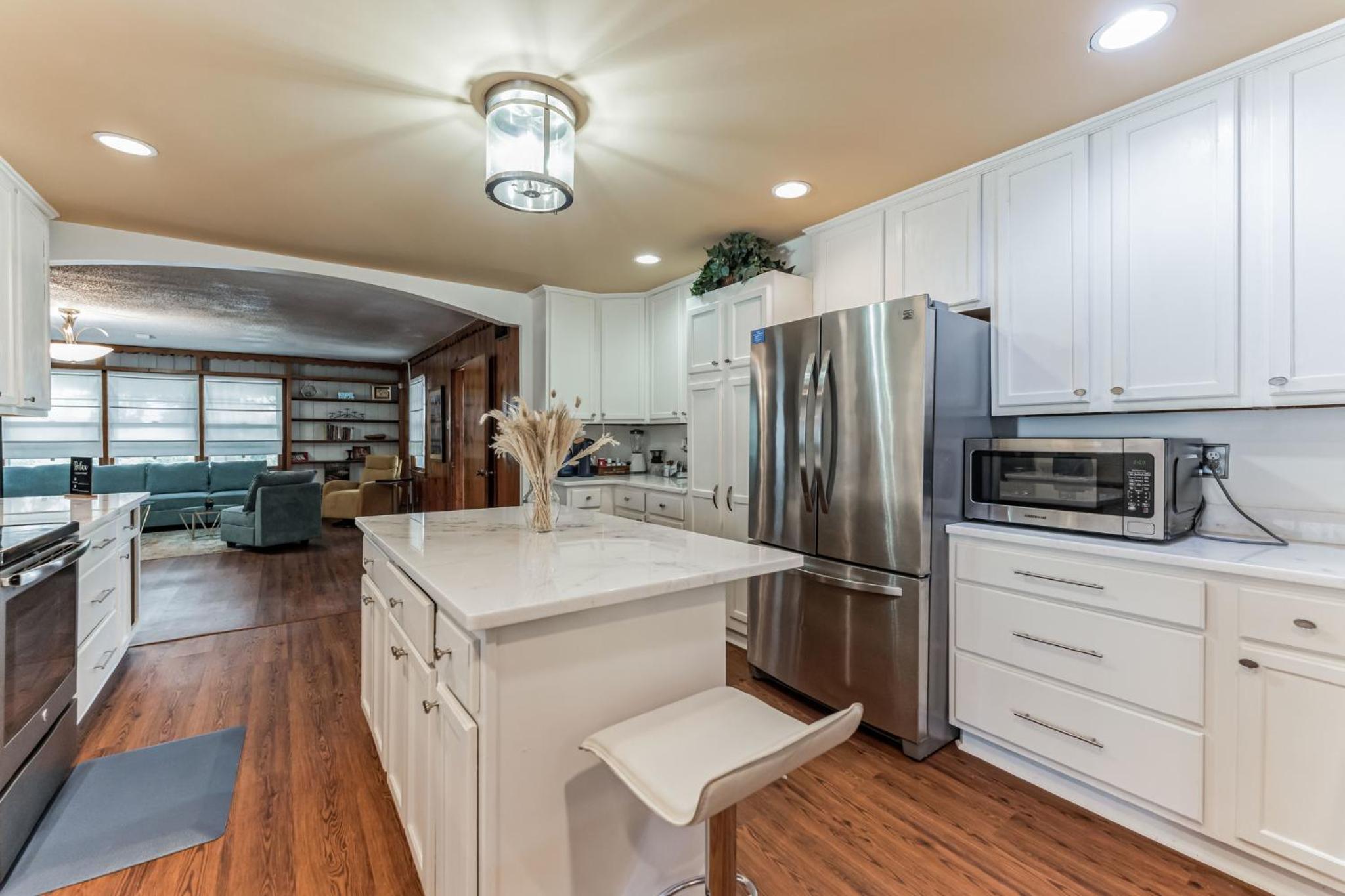 Mins to Graceland Secluded Rambling Ranch Style Home view 5