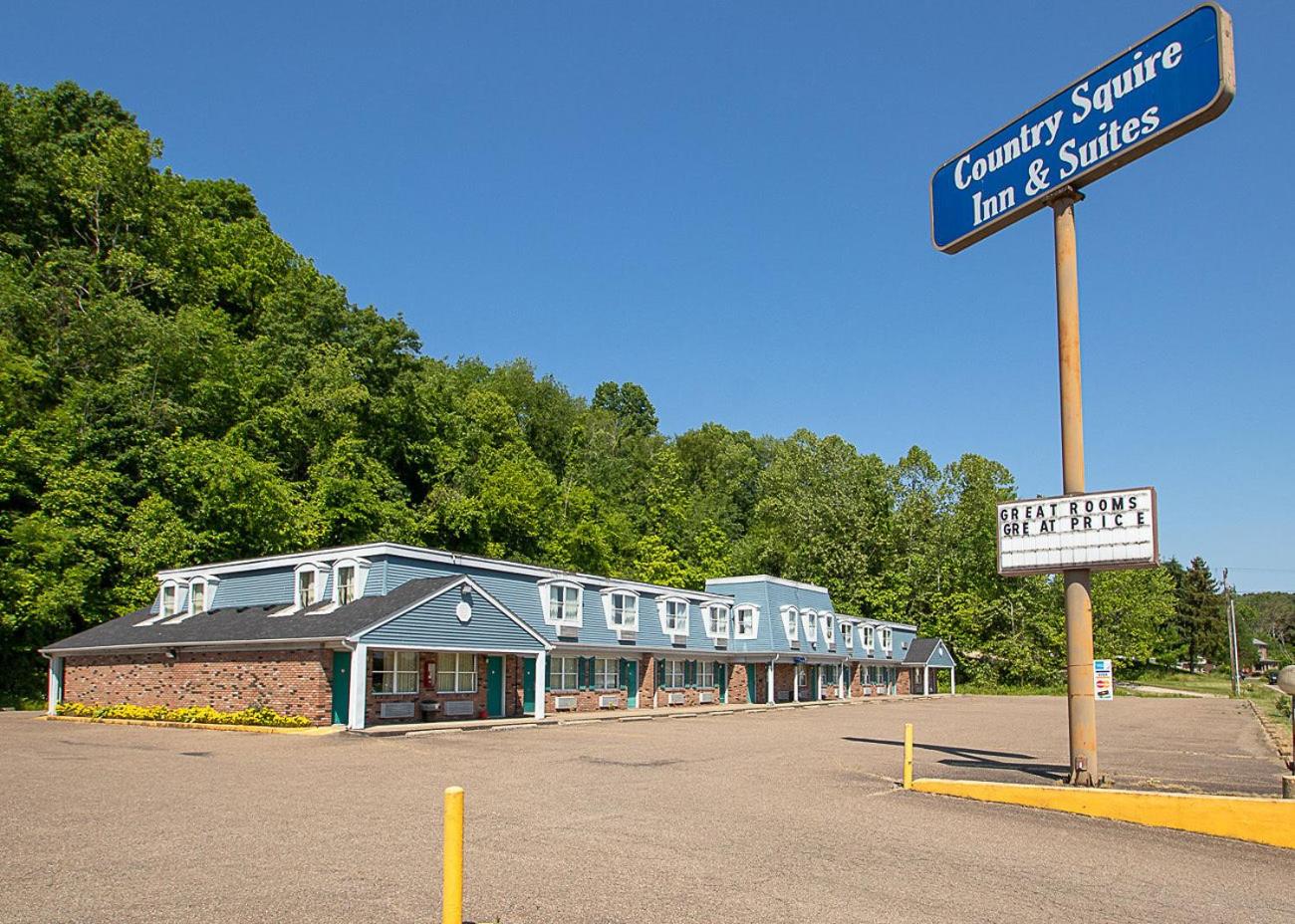 Country Squire inn and suites view 2
